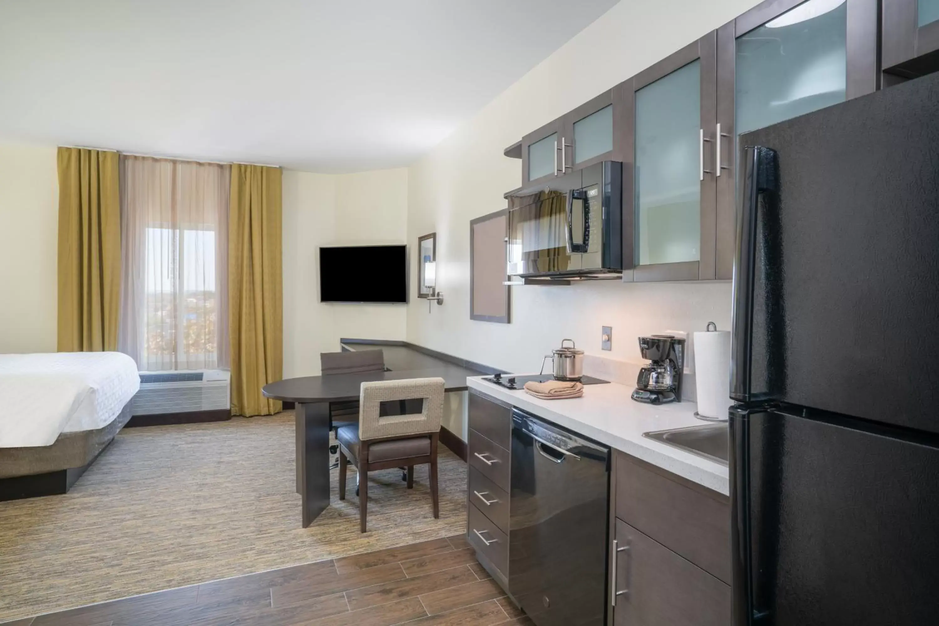 Photo of the whole room, Kitchen/Kitchenette in Candlewood Suites - Nashville - Franklin, an IHG Hotel