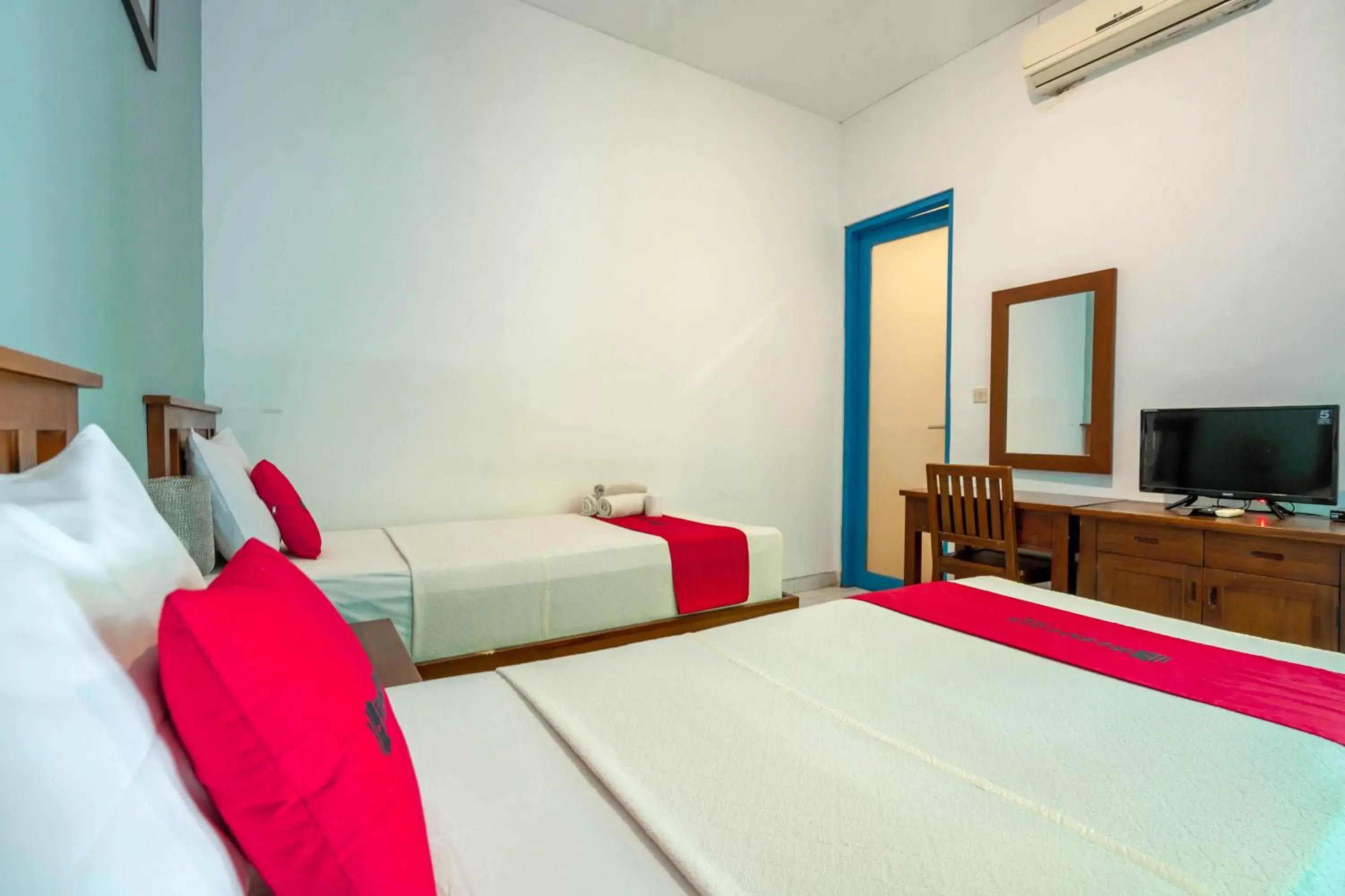 Bedroom, Bed in RedDoorz near Pantai Sanur Bali