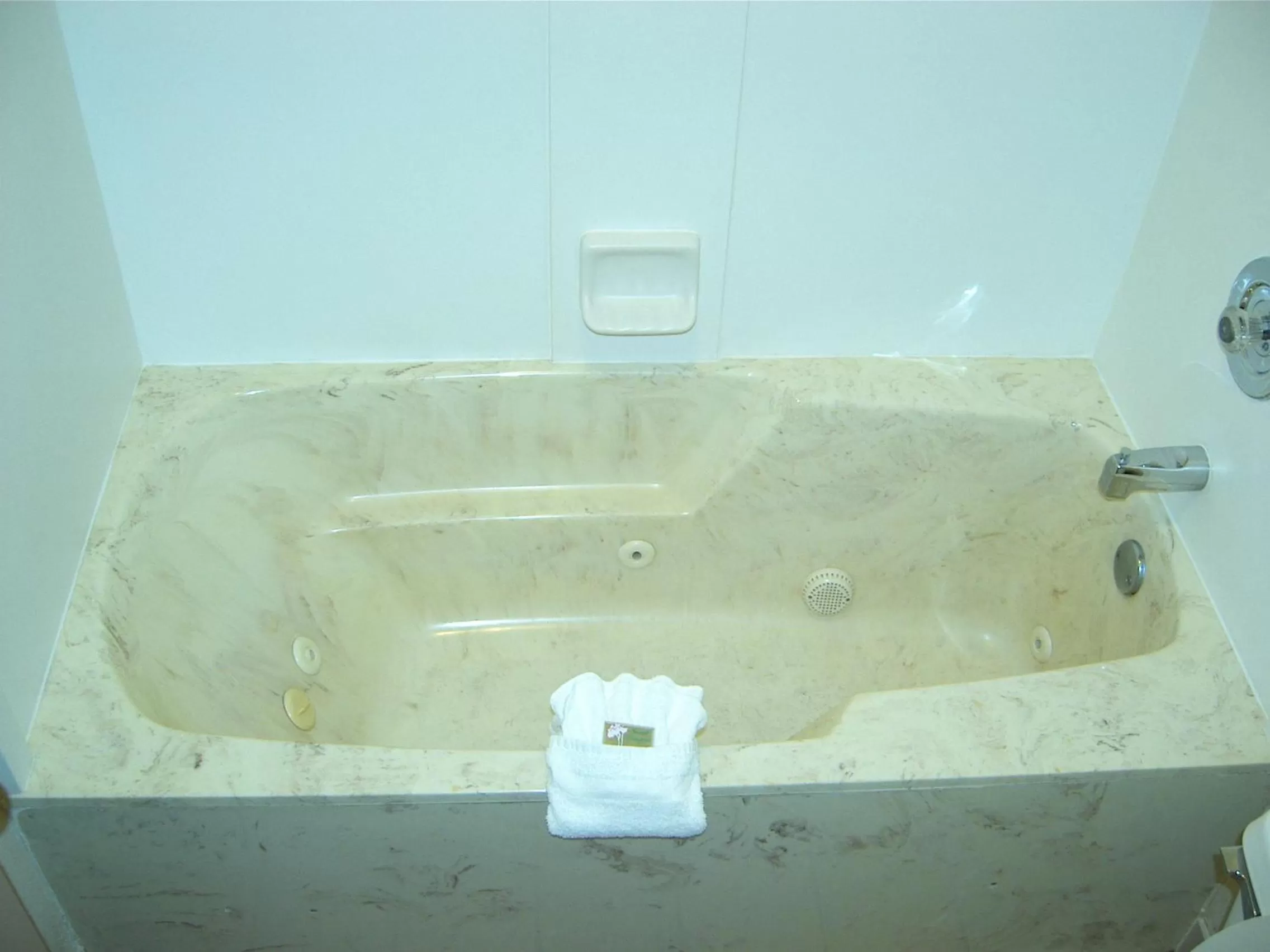 Hot Tub in Travelers Inn & Suites