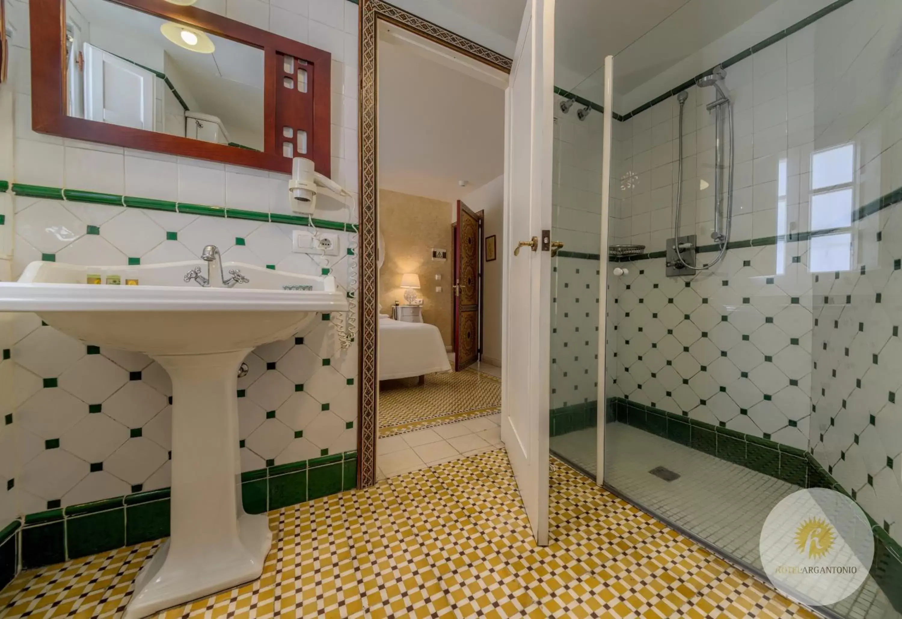 Shower, Bathroom in Hotel Argantonio