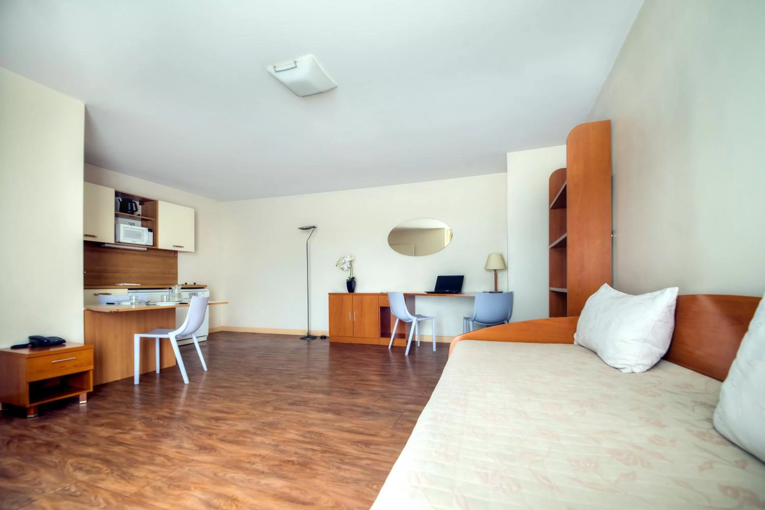 Photo of the whole room, Bed in Comfort Aparthotel Saint-Nazaire Les Portes de l Ocean