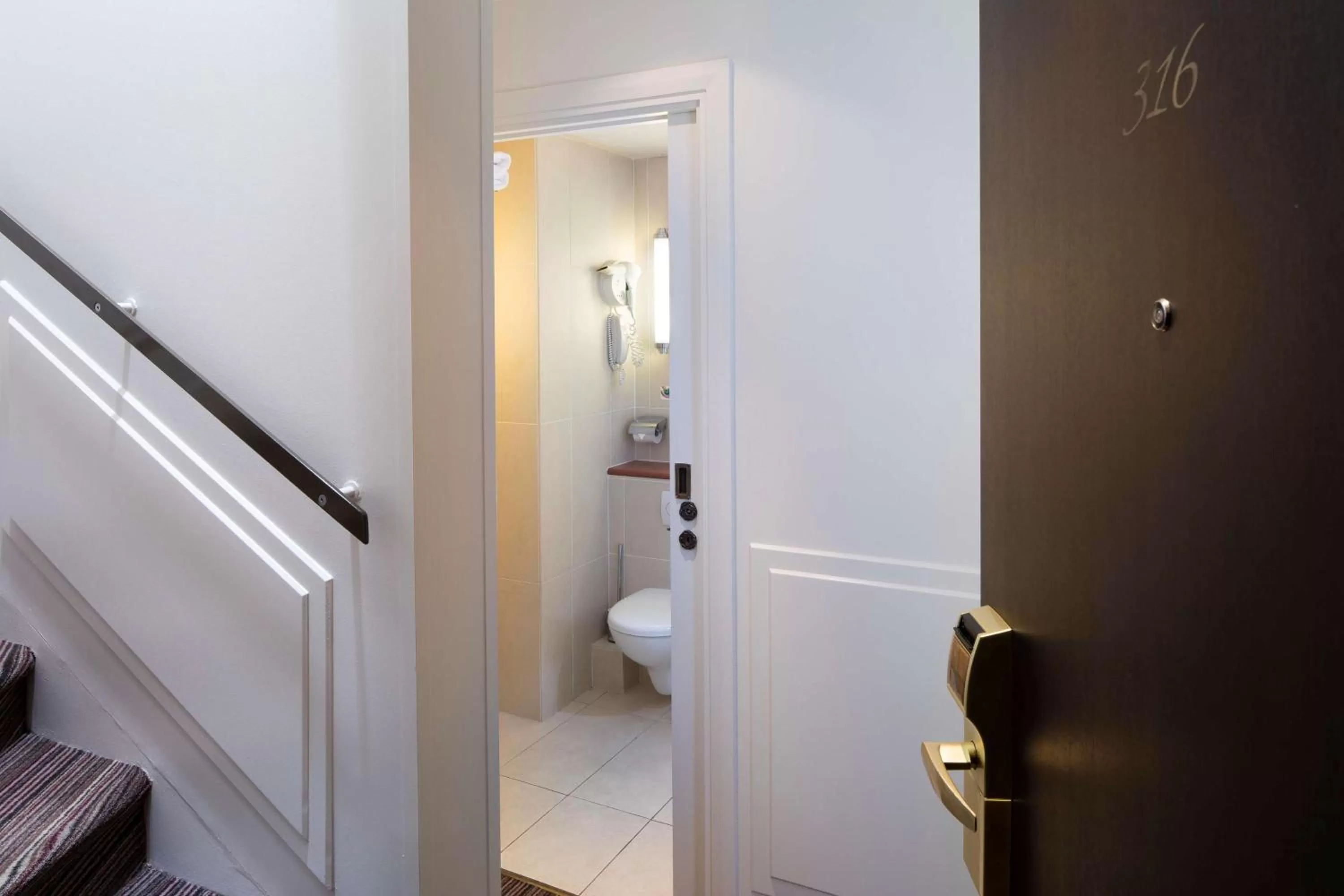 Photo of the whole room in Hôtel Paris Louvre Opéra