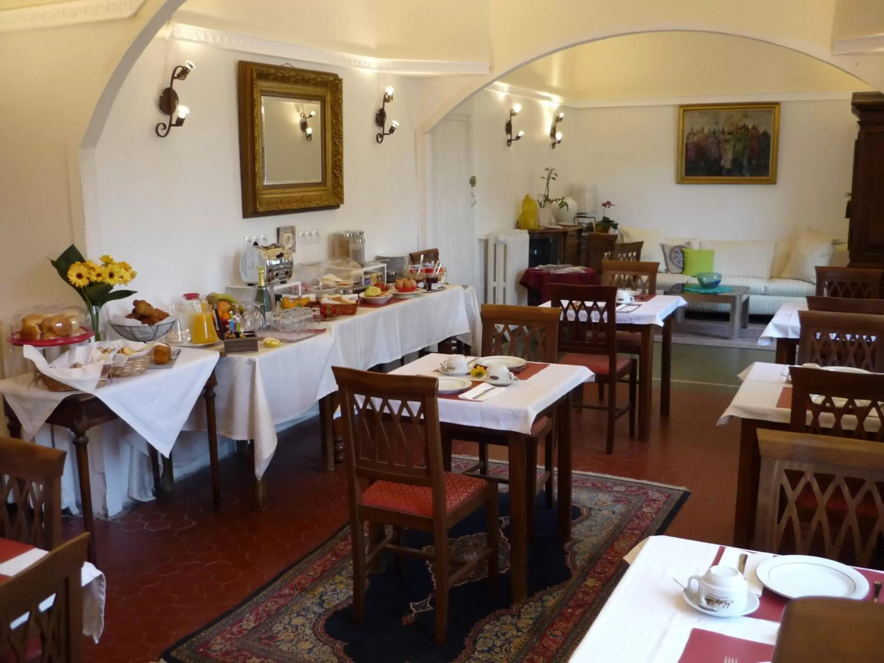 Buffet breakfast, Restaurant/Places to Eat in Logis Hôtel Villa Victorine