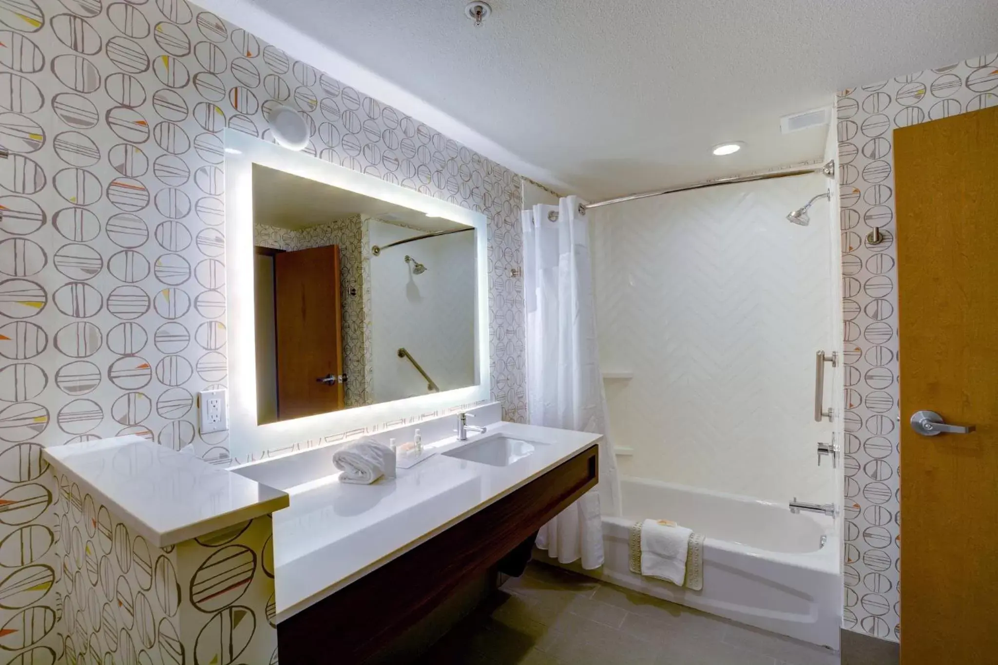 Bathroom in Holiday Inn - Salem by IHG Bathroom in Holiday Inn - Salem by IHG