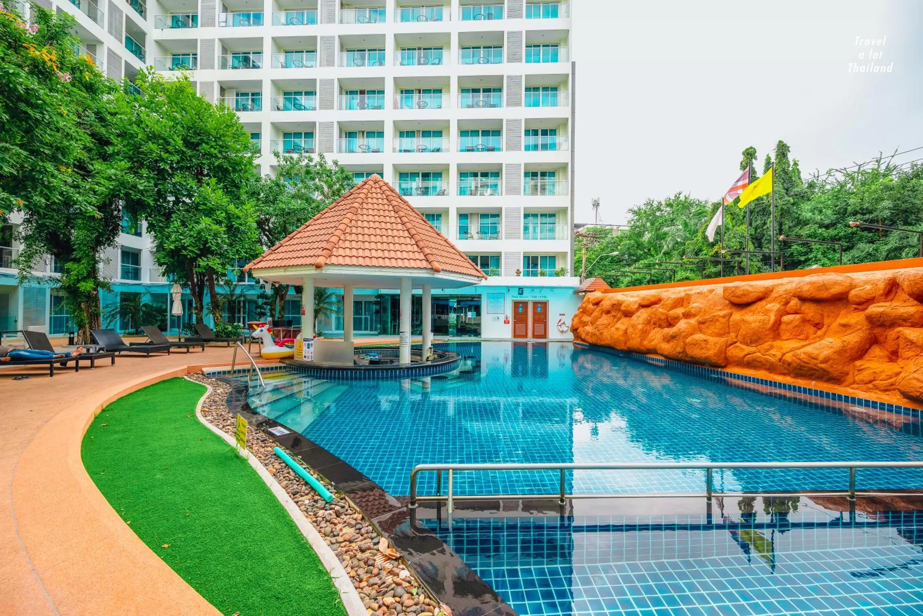 Swimming pool in Centara Pattaya Hotel
