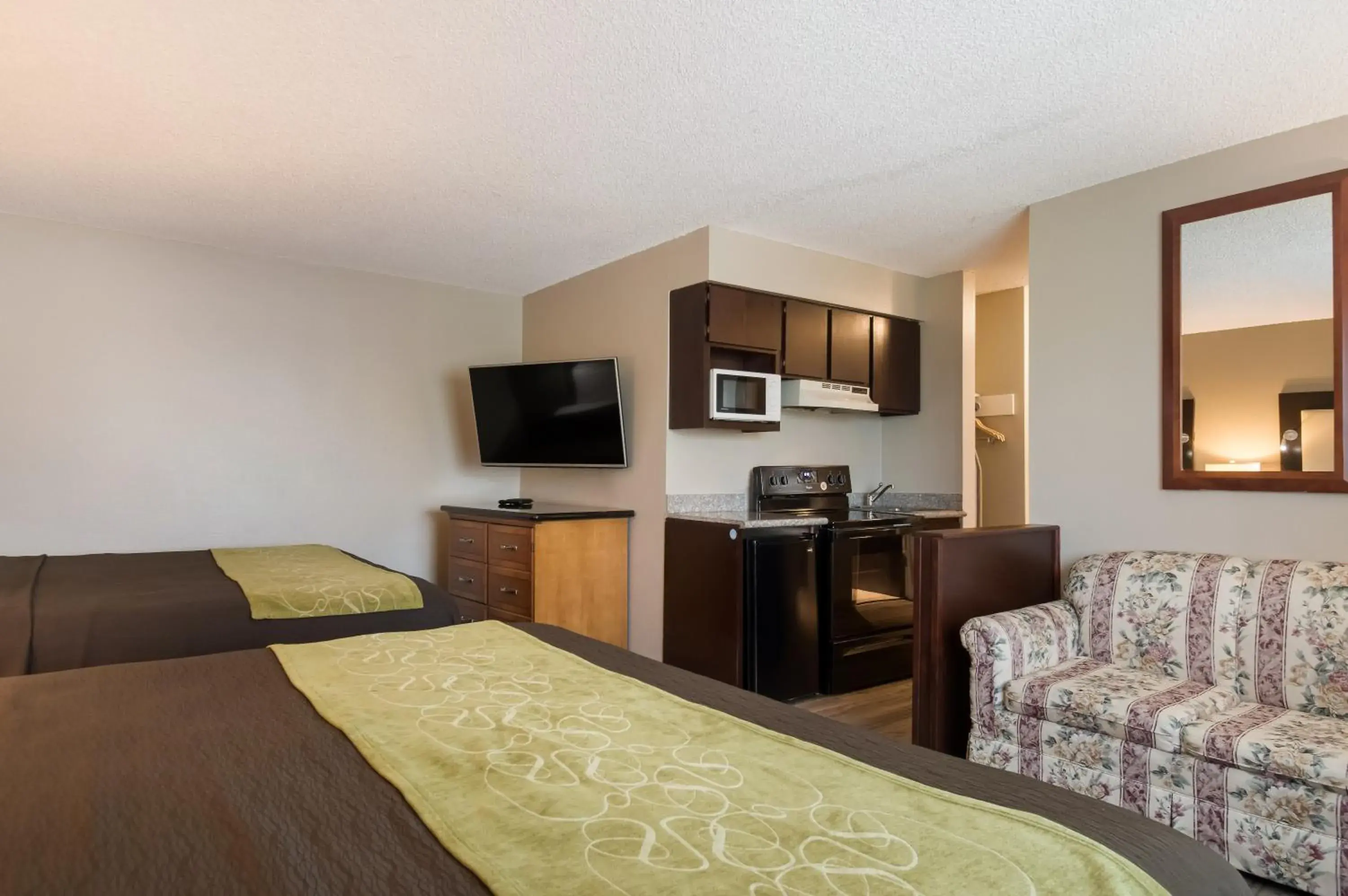 TV/Entertainment Center in Rodeway Inn & Suites Hwy 217 & 26 W