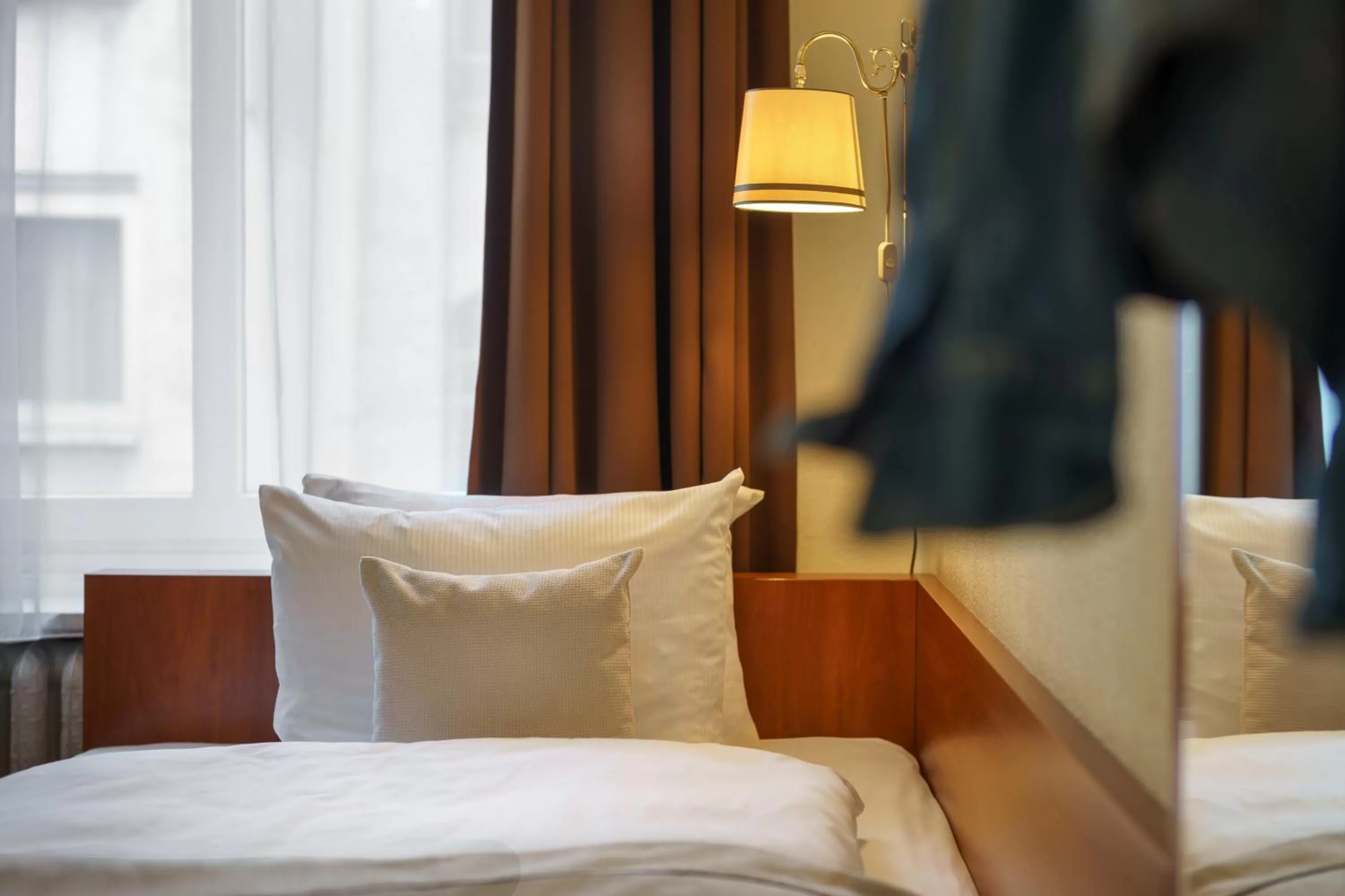 Photo of the whole room, Bed in Hotel Kronprinz Hamburg Hauptbahnhof