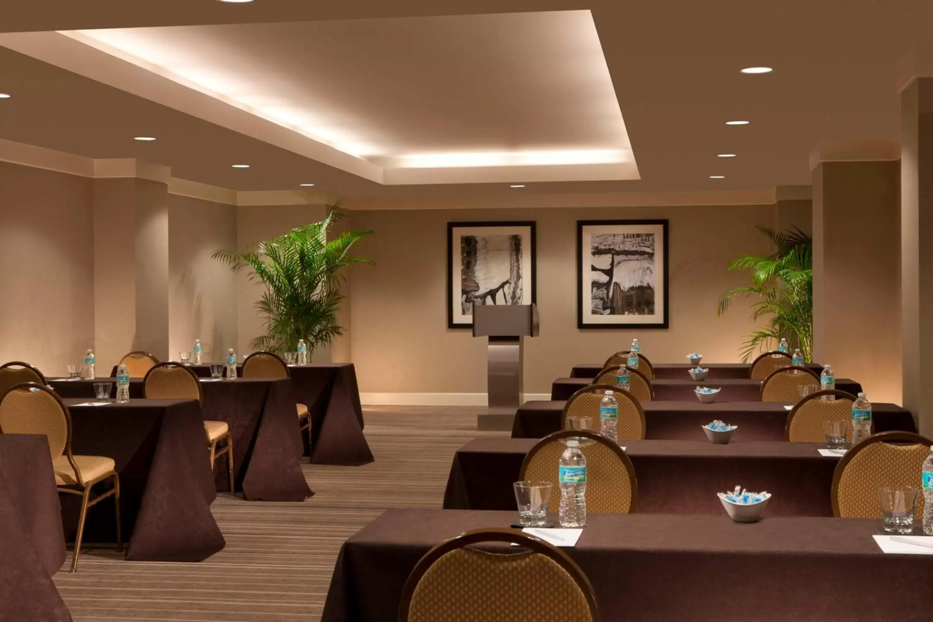Meeting/conference room, Restaurant/Places to Eat in Hilton Orlando Lake Buena Vista - Disney Springs™ Area