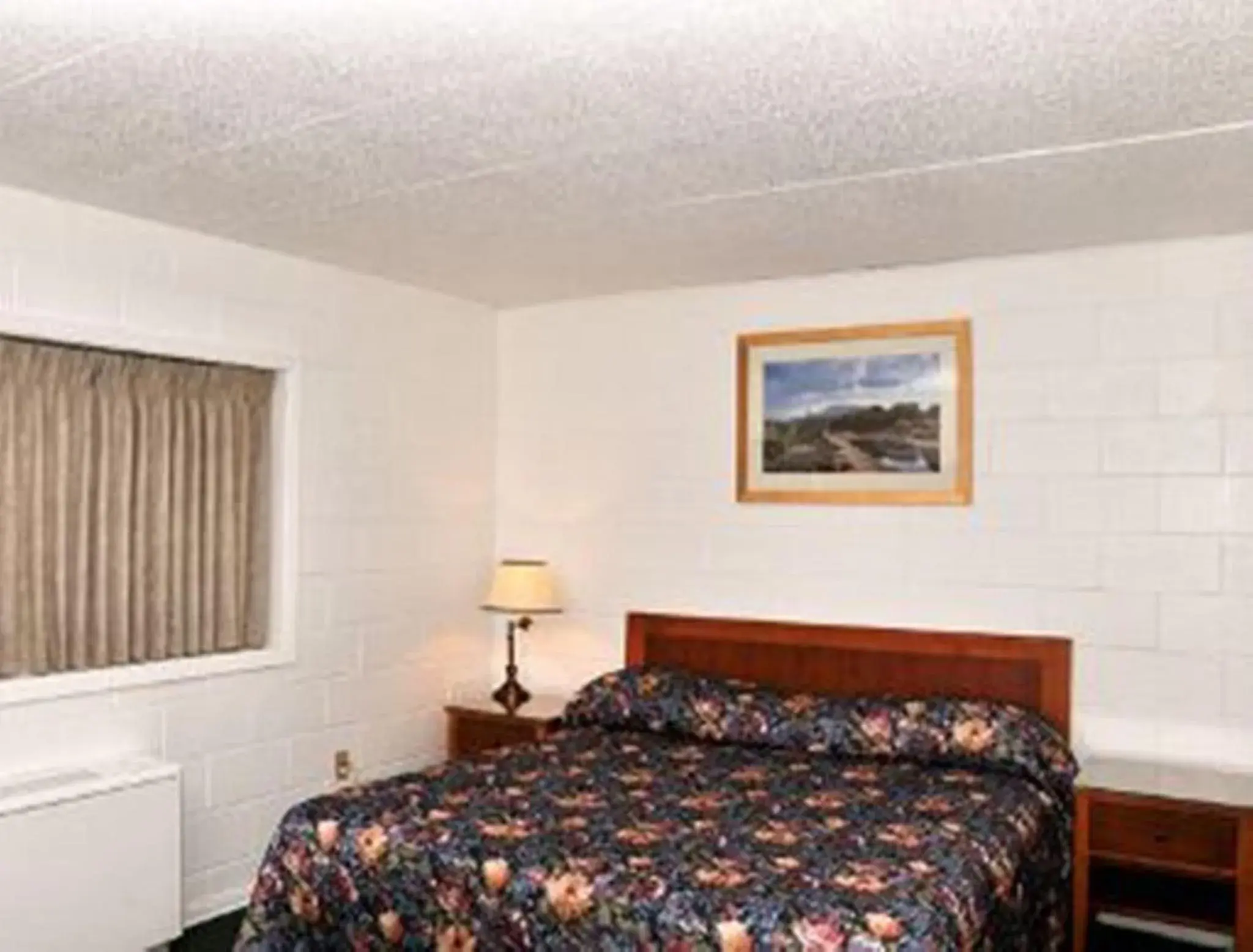 Photo of the whole room, Bed in MOOSEJAW INN
