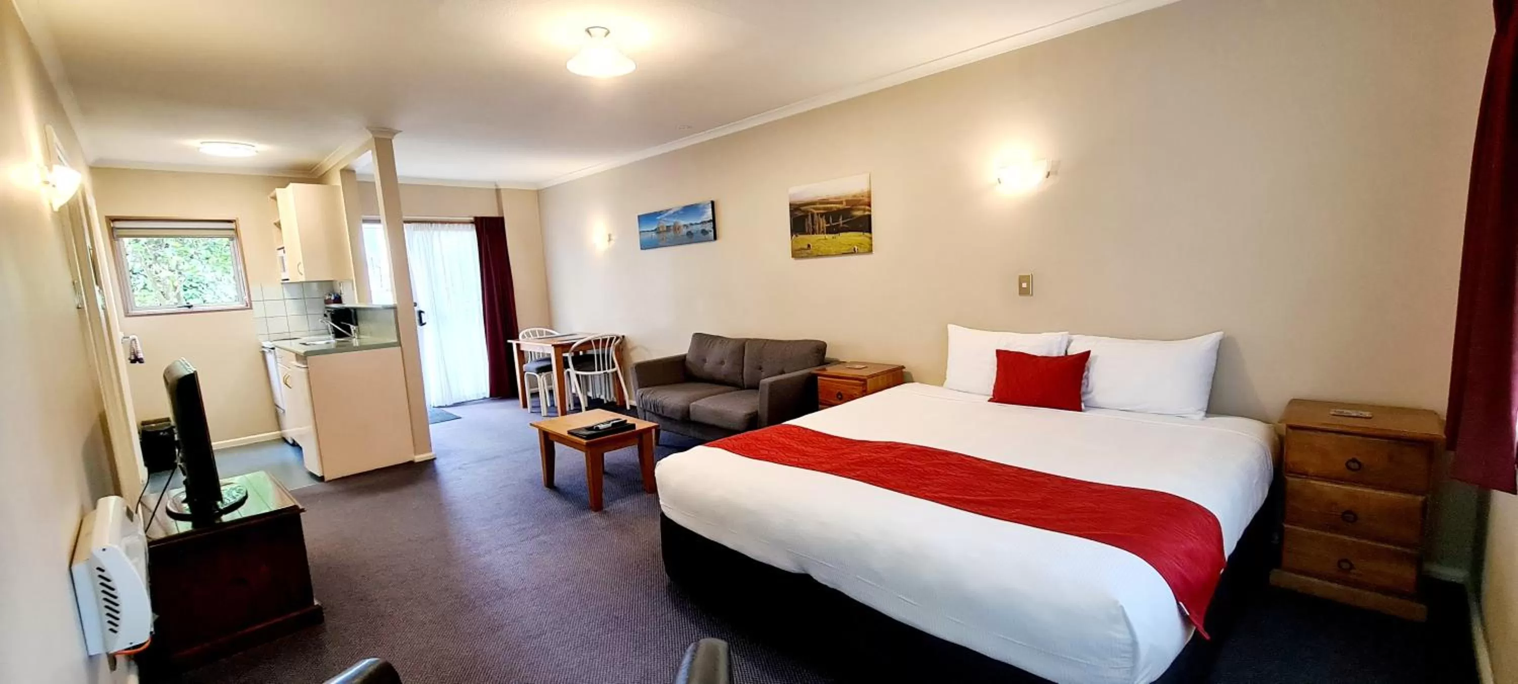 Living room, Bed in Parklands Motor Lodge Timaru