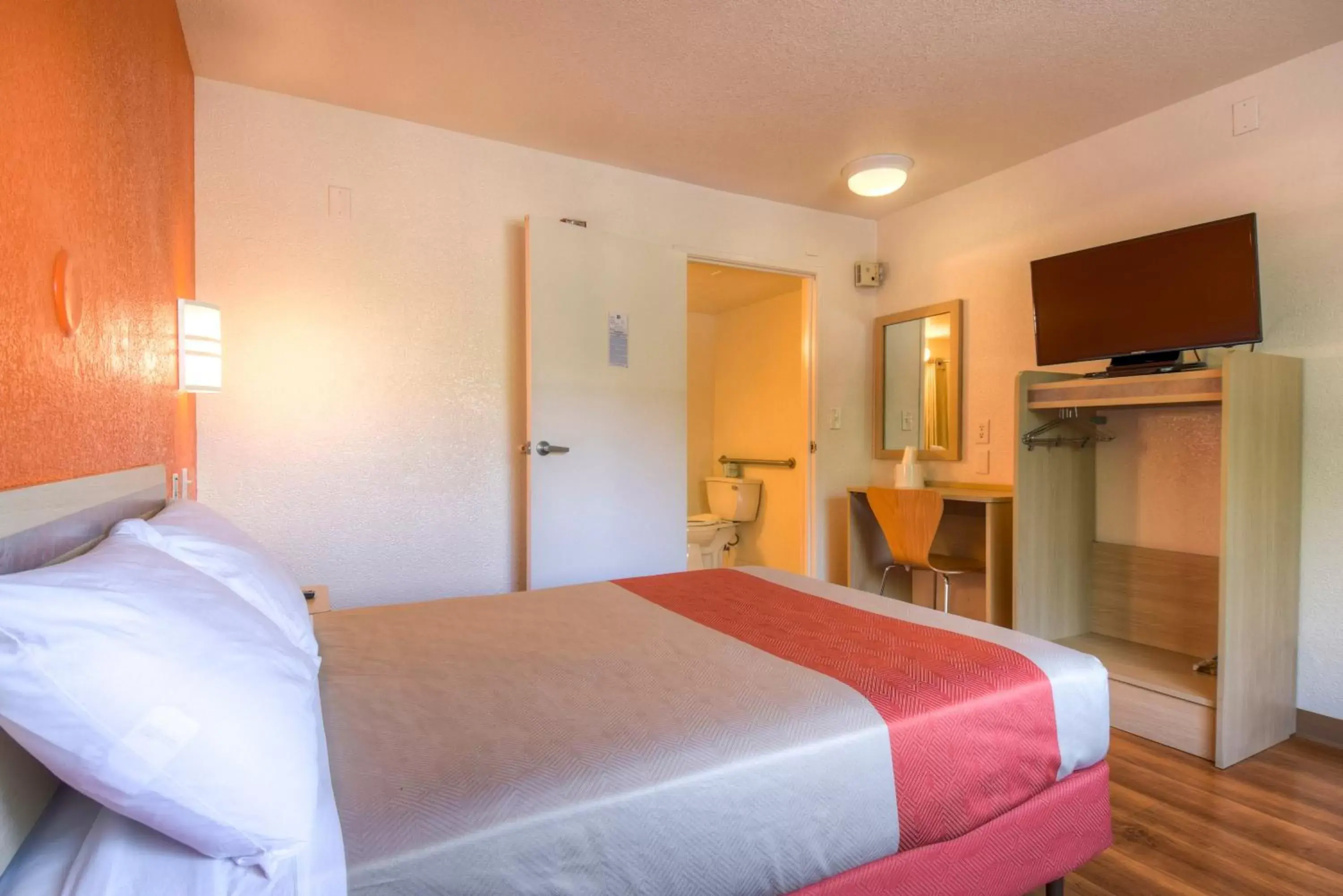 Bed in Motel 6-San Ysidro, CA - San Diego - Border