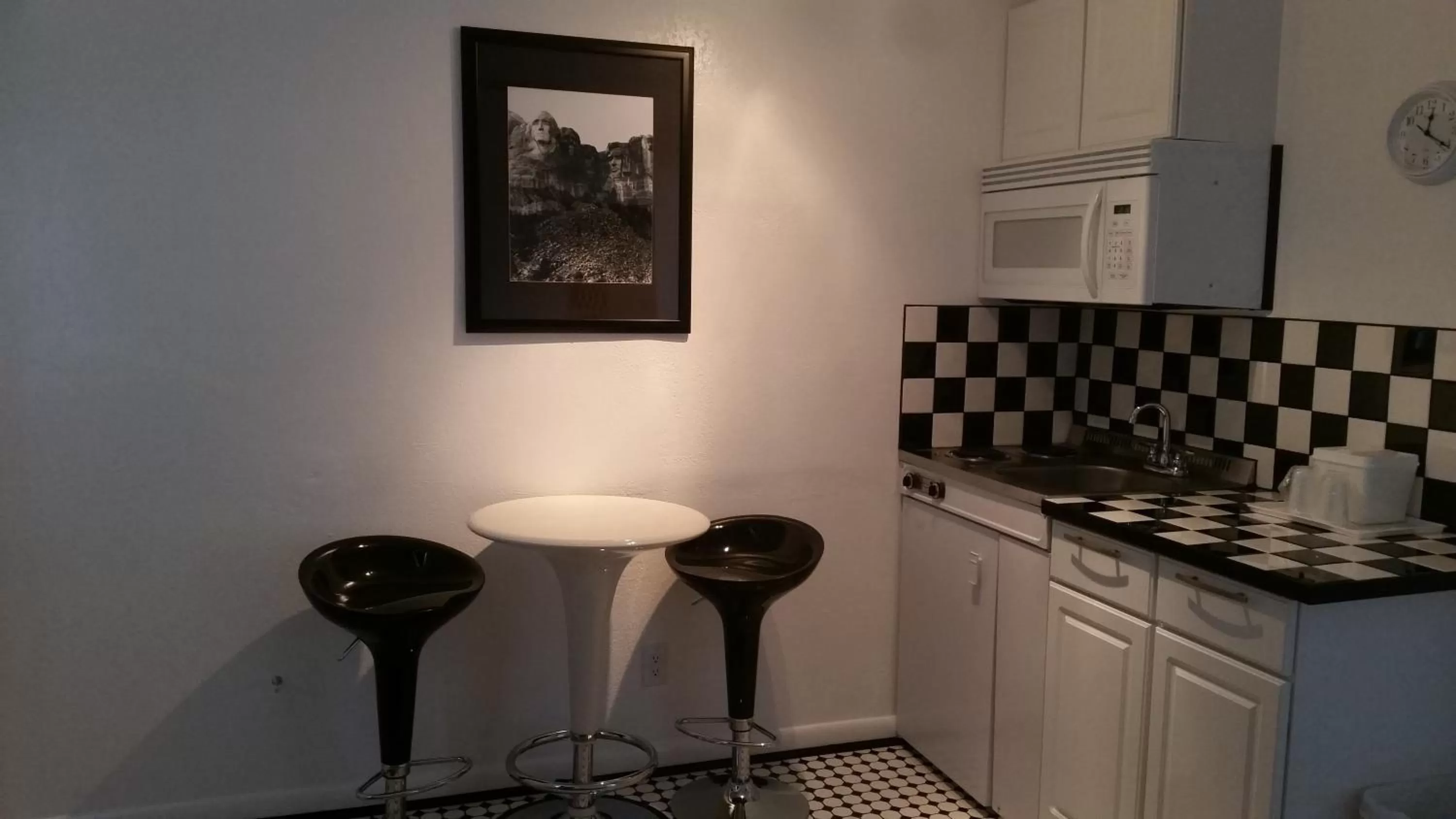 Dining area, Kitchen/Kitchenette in Rocket Motel