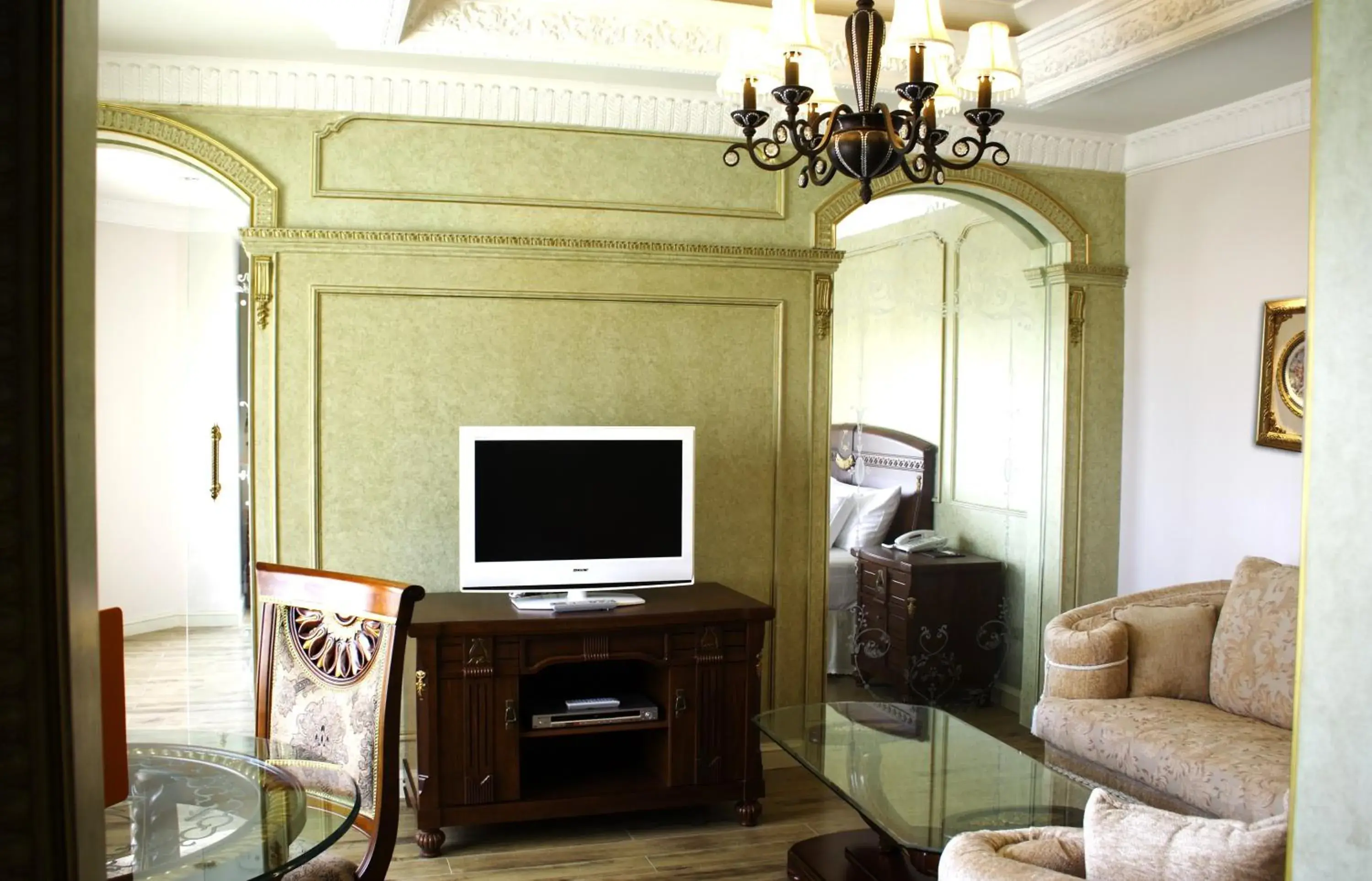 Dining area, TV/Entertainment Center in Four Seasons Place Hotel