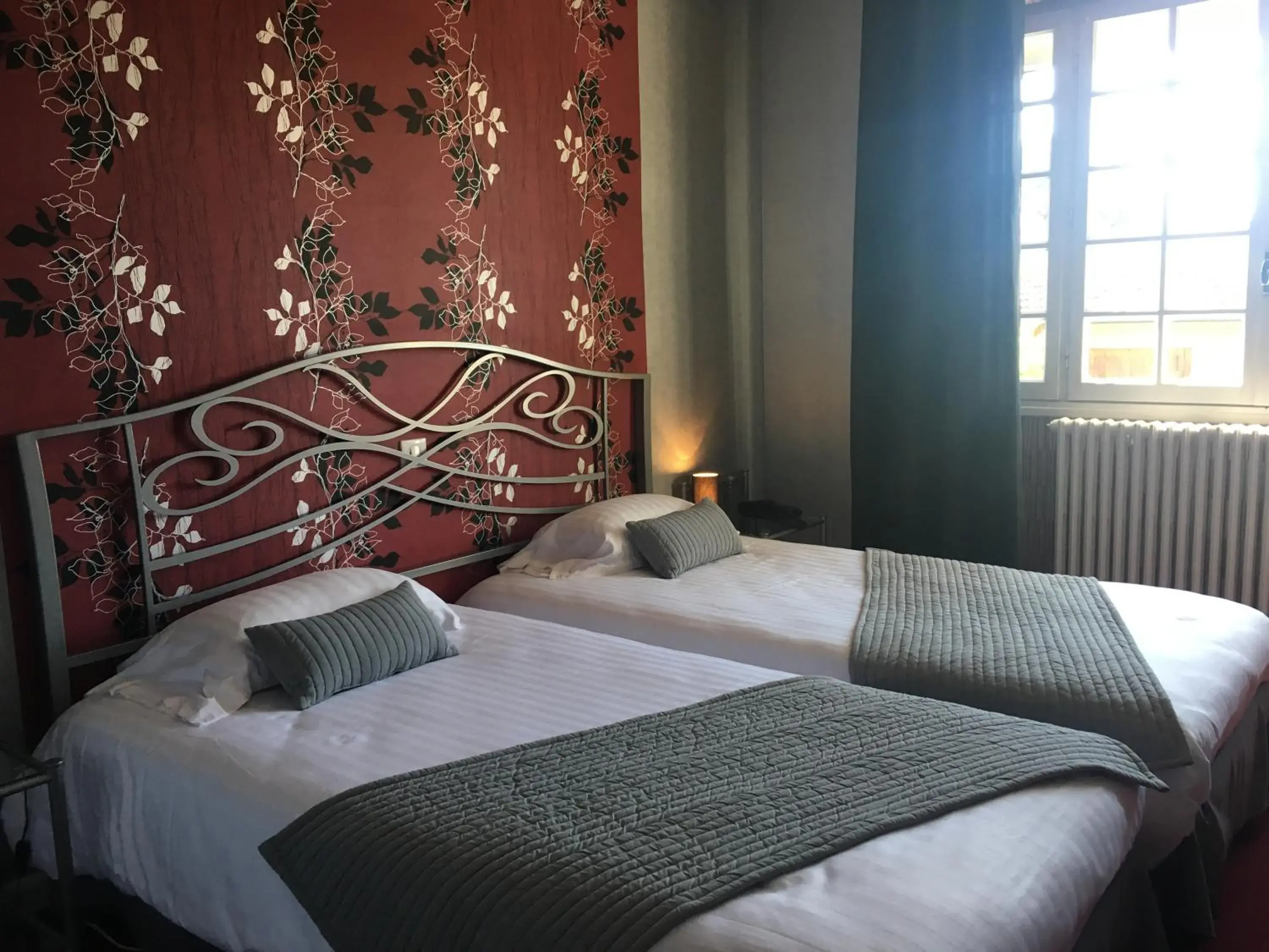 Photo of the whole room, Bed in Logis La Thomasse