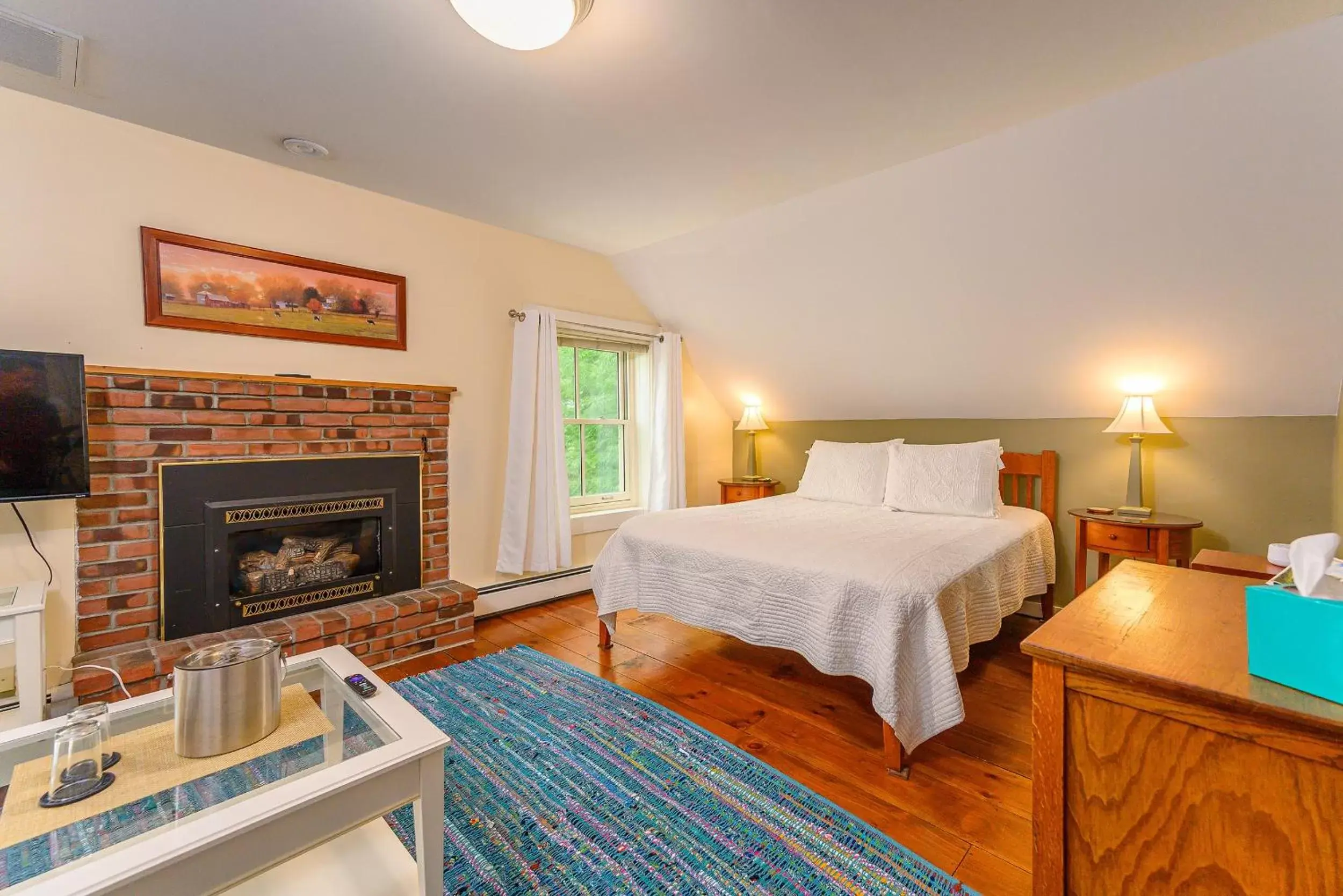 Photo of the whole room, Bed in Brass Lantern Inn