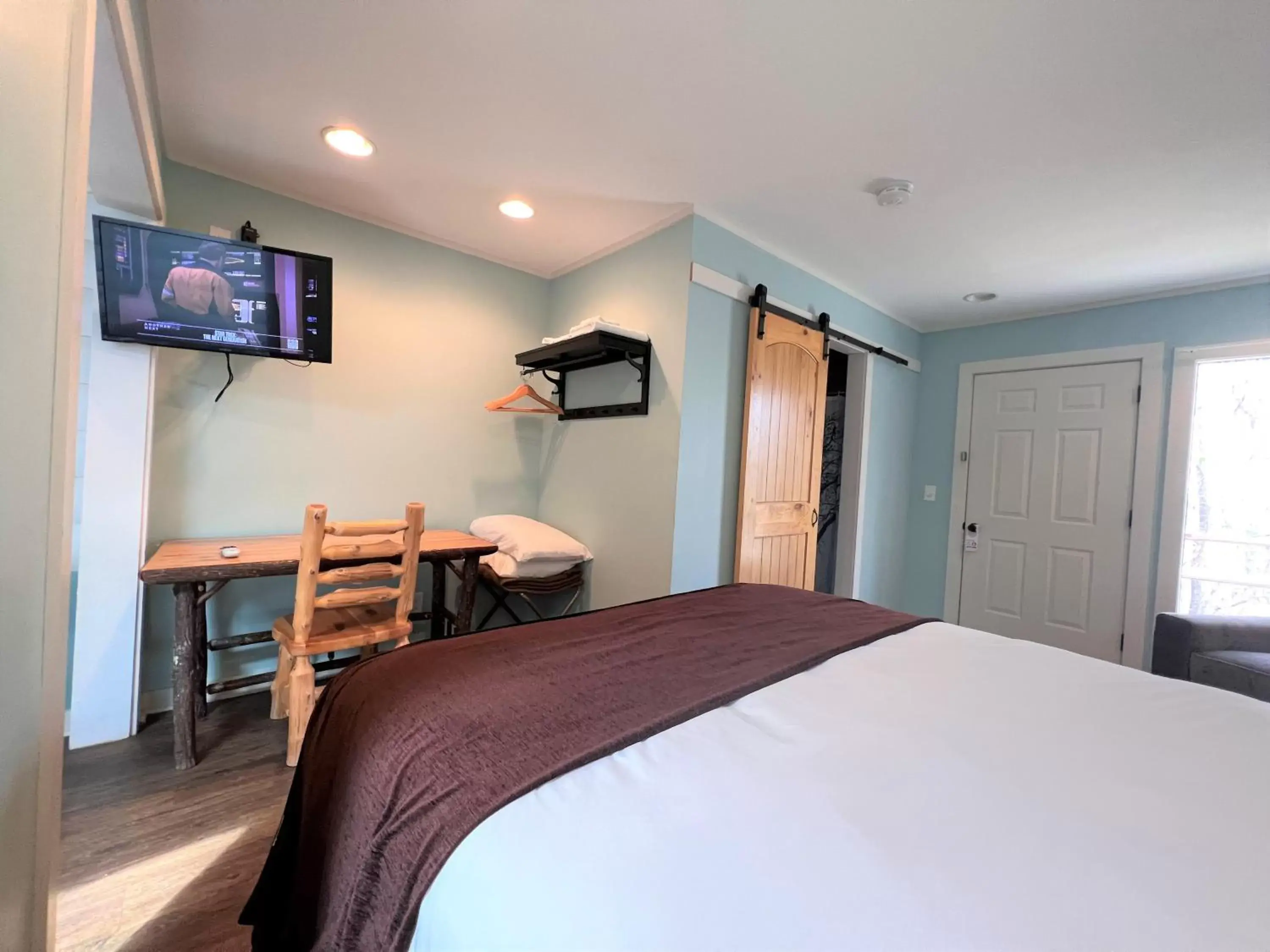 TV and multimedia, Bed in Mountain Top Inn and Resort