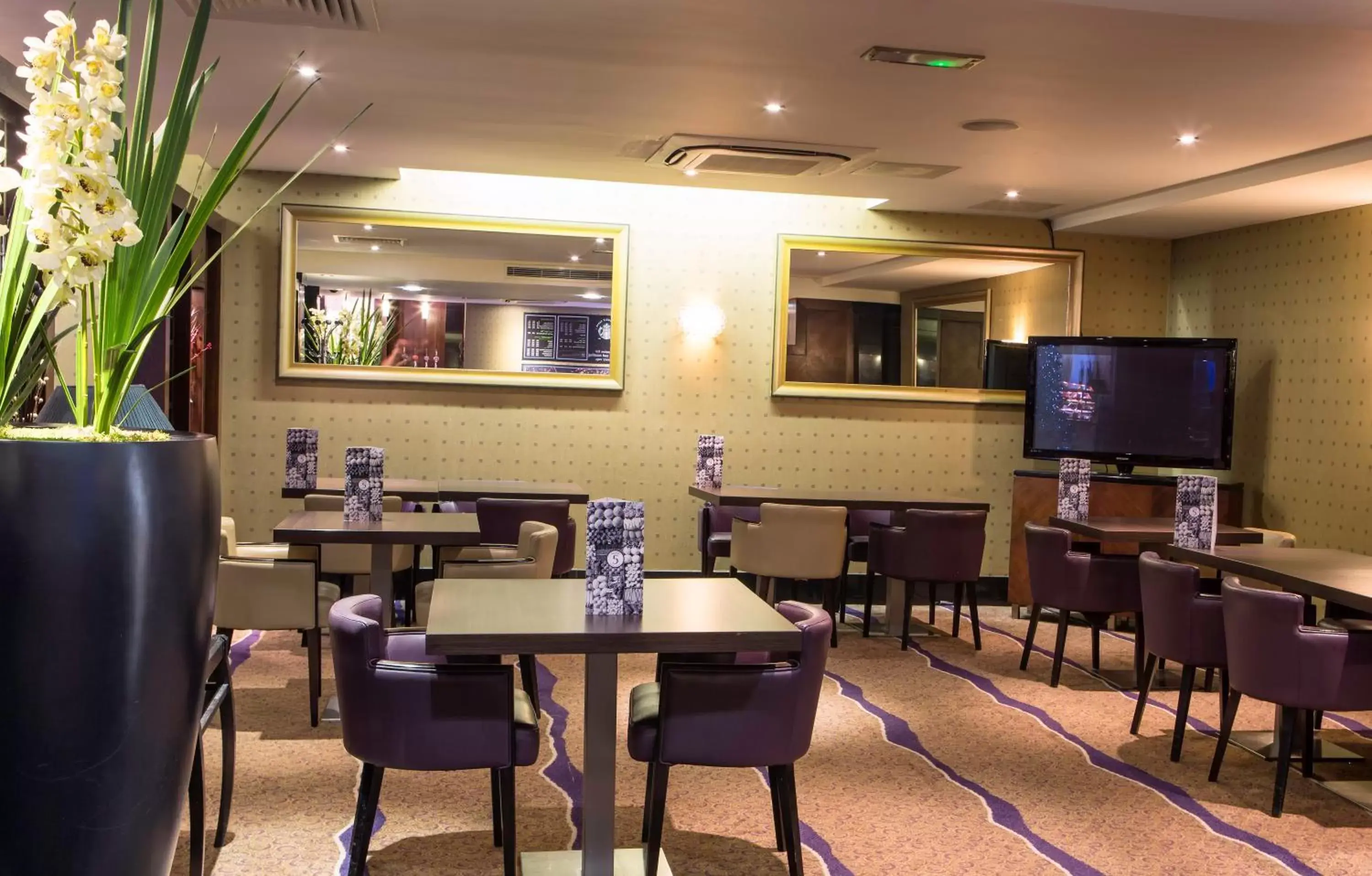 Lounge or bar, Restaurant/Places to Eat in Crowne Plaza London Ealing, an IHG Hotel