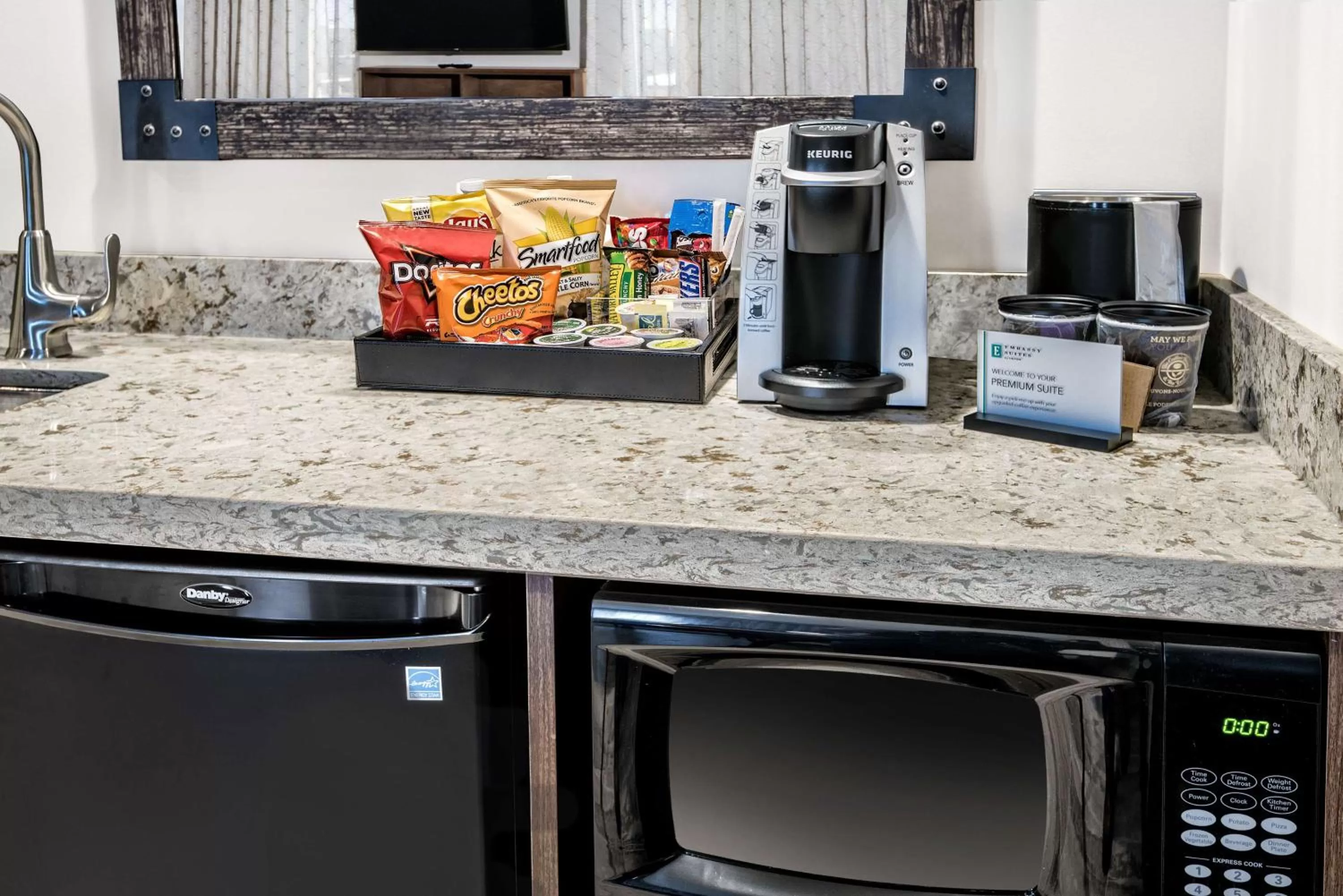 Kitchen or kitchenette in Embassy Suites By Hilton College Station