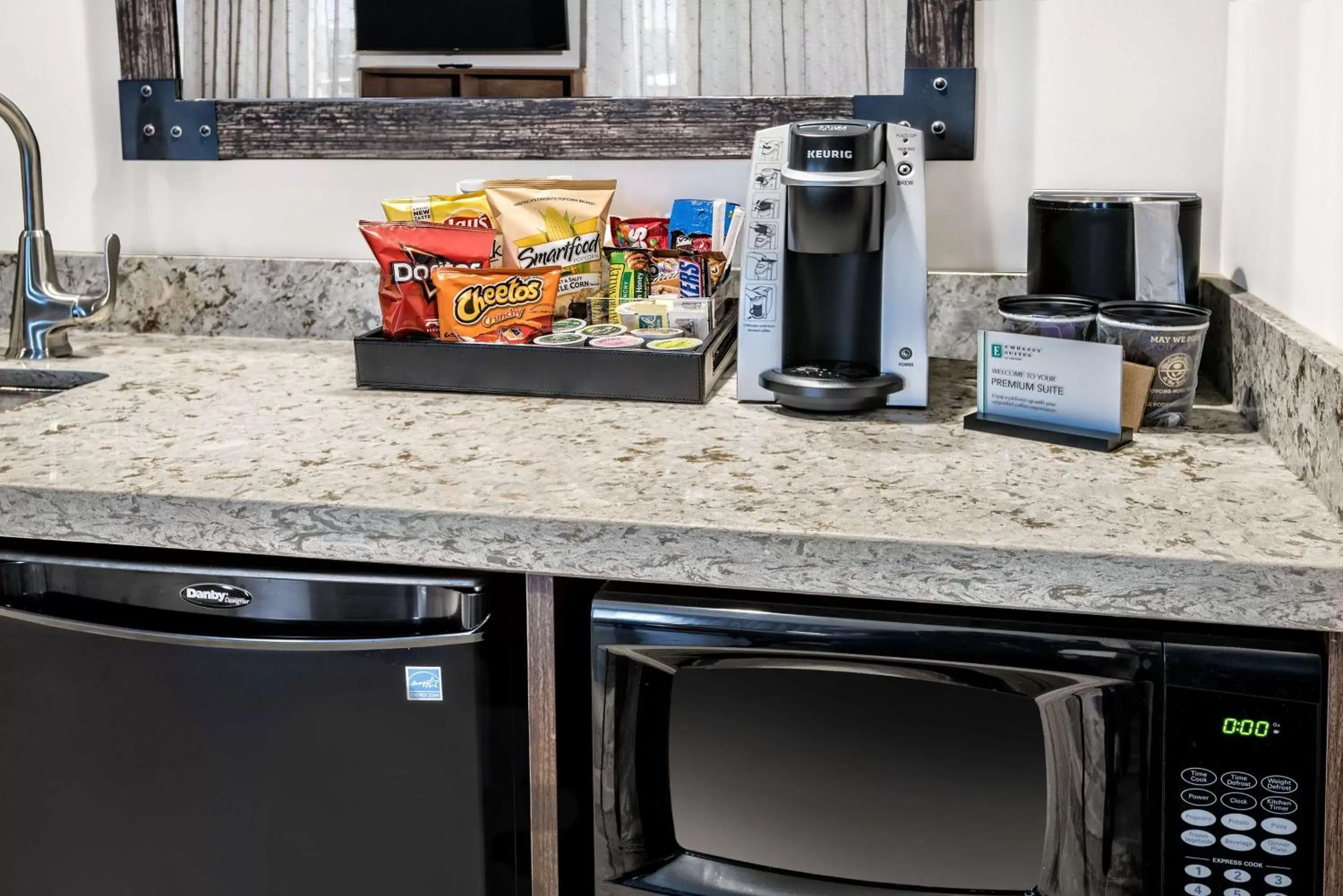 Kitchen or kitchenette, Kitchen/Kitchenette in Embassy Suites By Hilton College Station