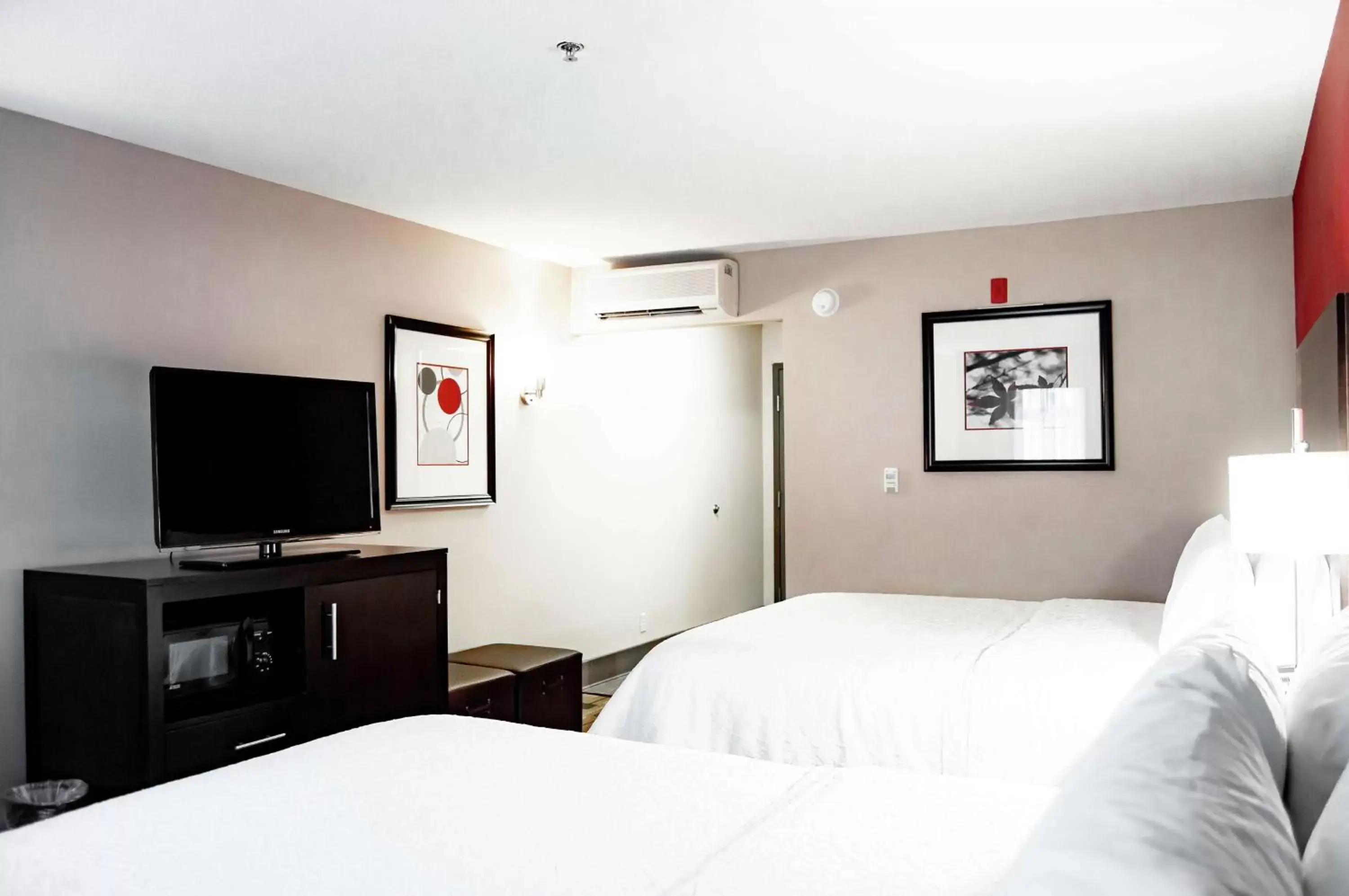 Bedroom, Bed in Hampton Inn & Suites Richmond Glenside