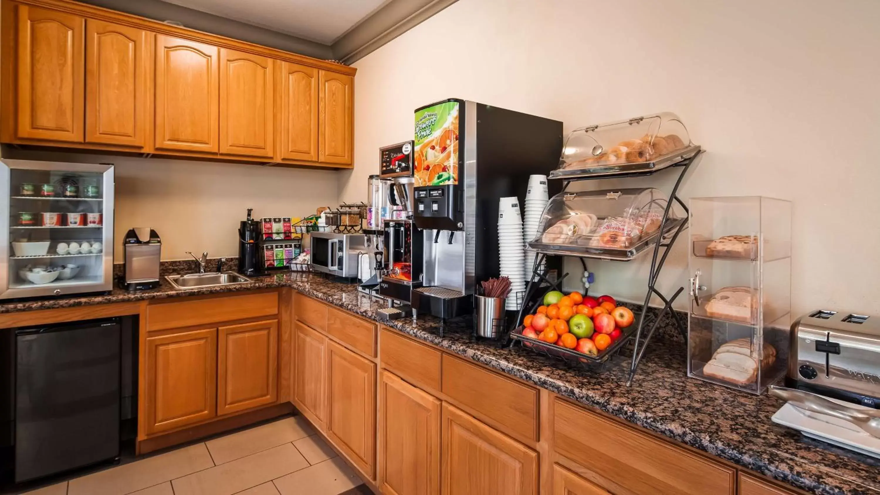 Restaurant/places to eat, Kitchen/Kitchenette in Best Western Willits Inn