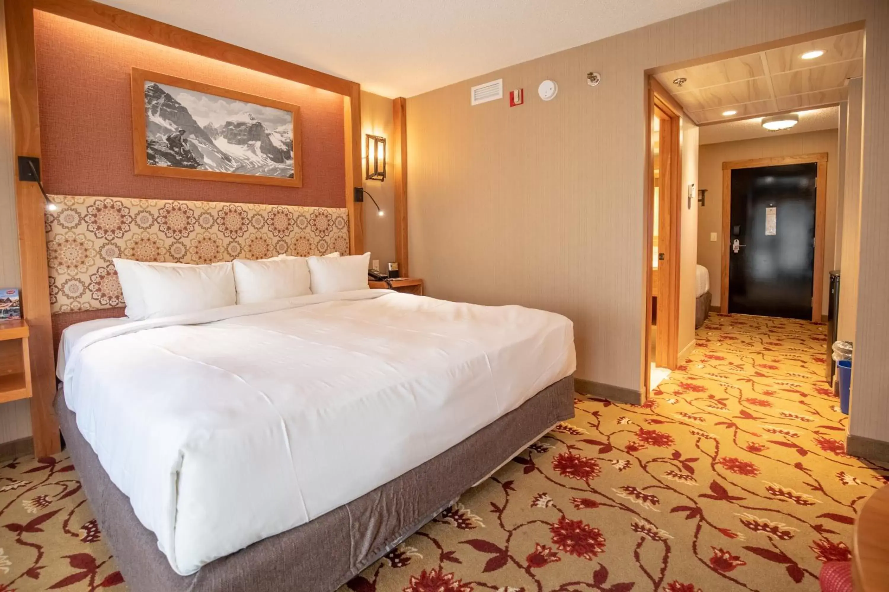 Photo of the whole room, Bed in Banff Ptarmigan Inn Photo of the whole room, Bed in Banff Ptarmigan Inn