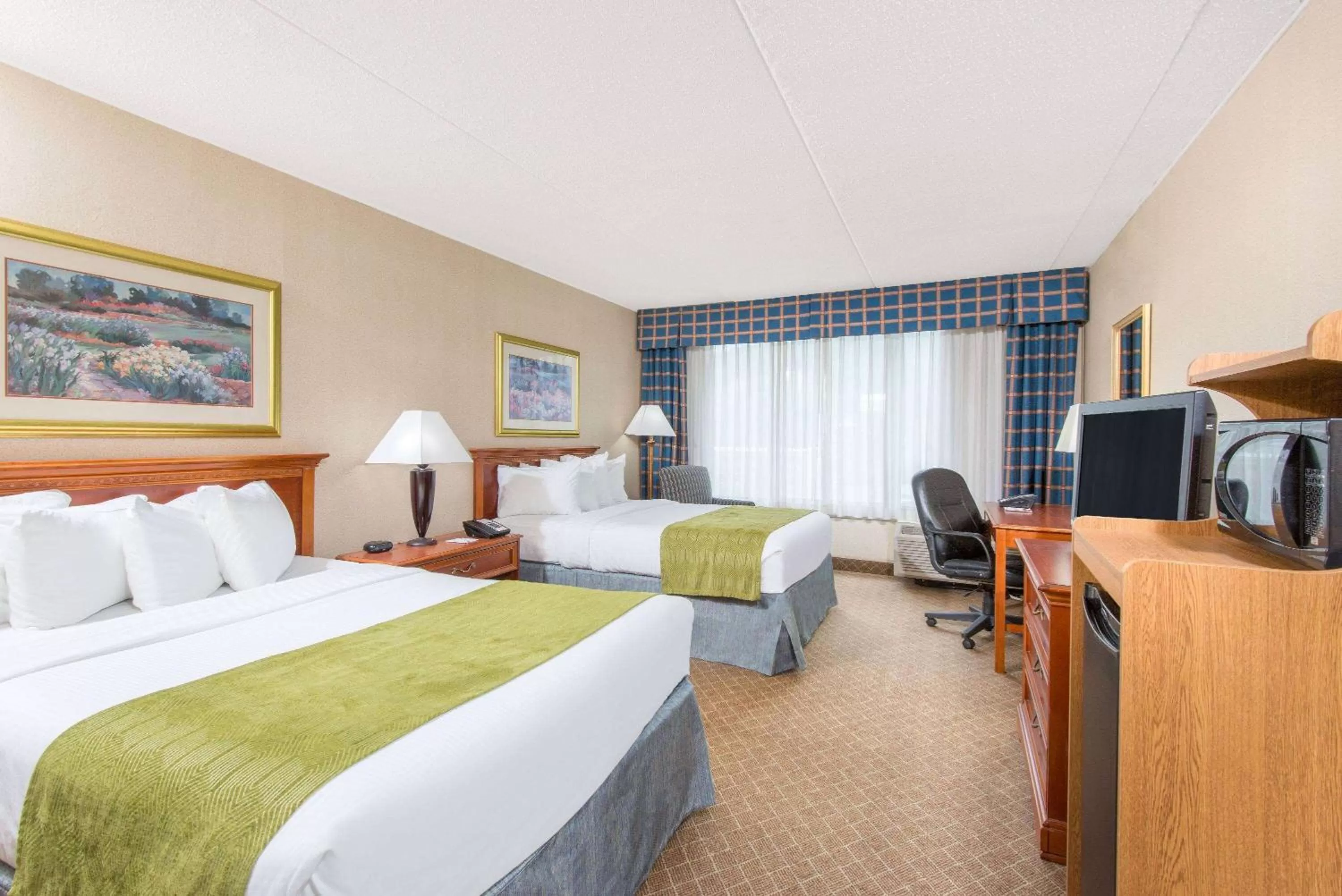 Photo of the whole room, Bed in Ramada by Wyndham Cumberland Downtown