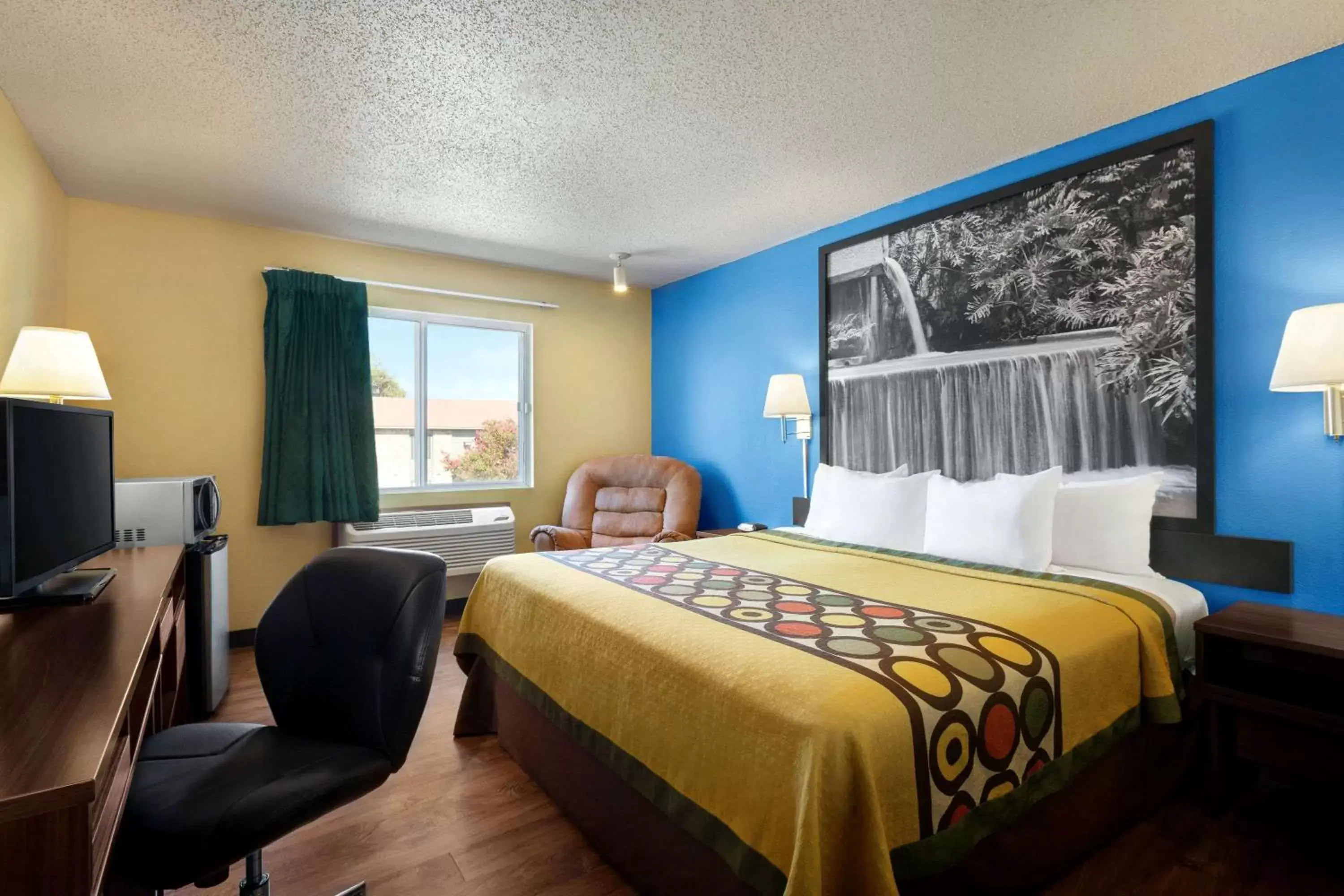 Photo of the whole room, Bed in Super 8 by Wyndham Waco University Area