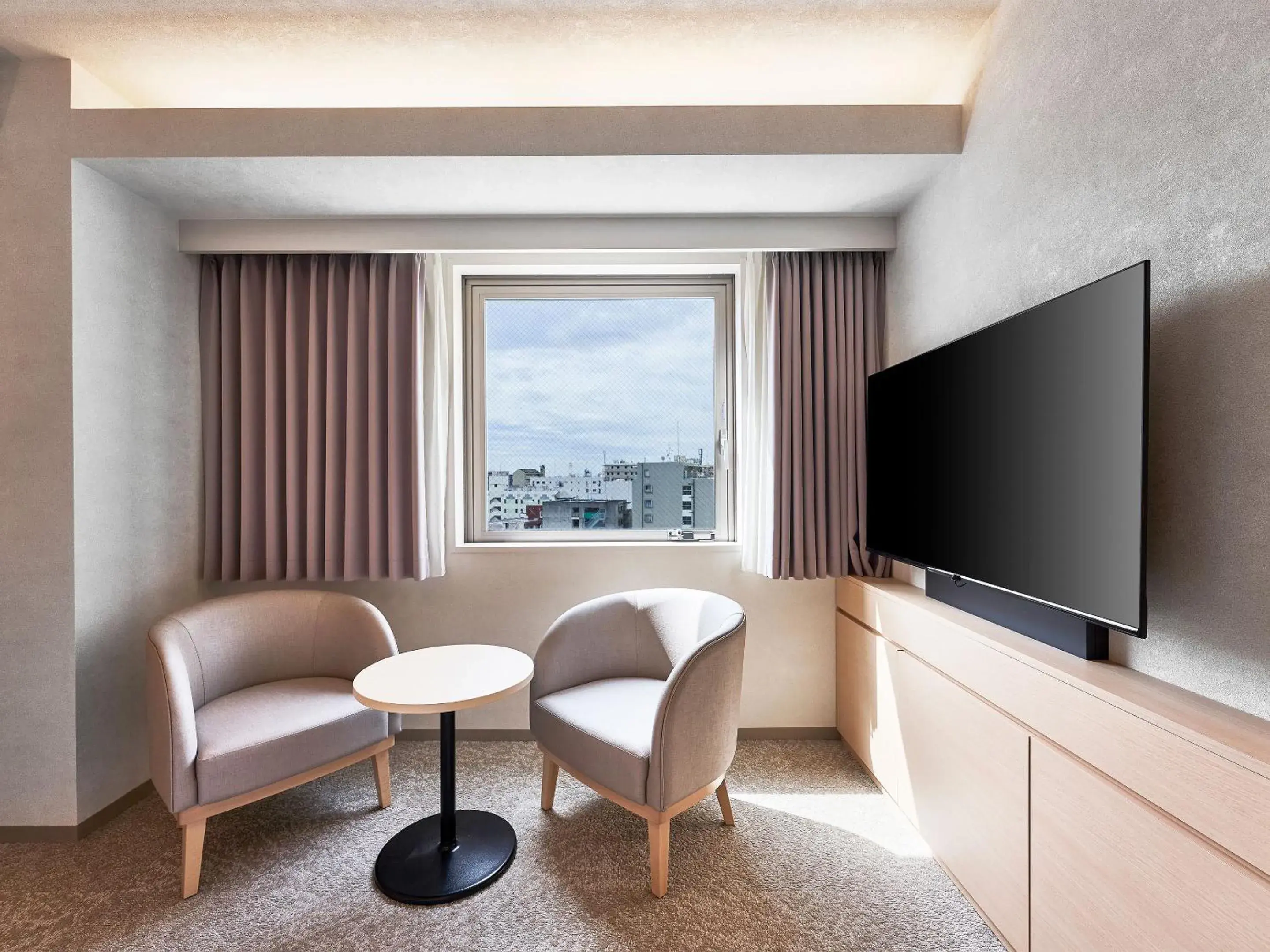 Photo of the whole room, Seating Area in Daiwa Roynet Hotel Kawasaki
