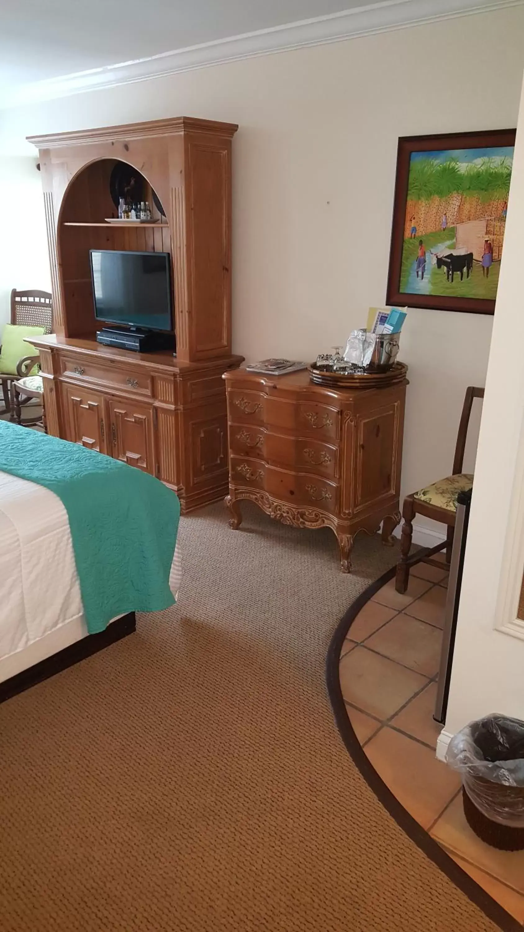 Bedroom, TV/Entertainment Center in The Caribbean Court Boutique Hotel