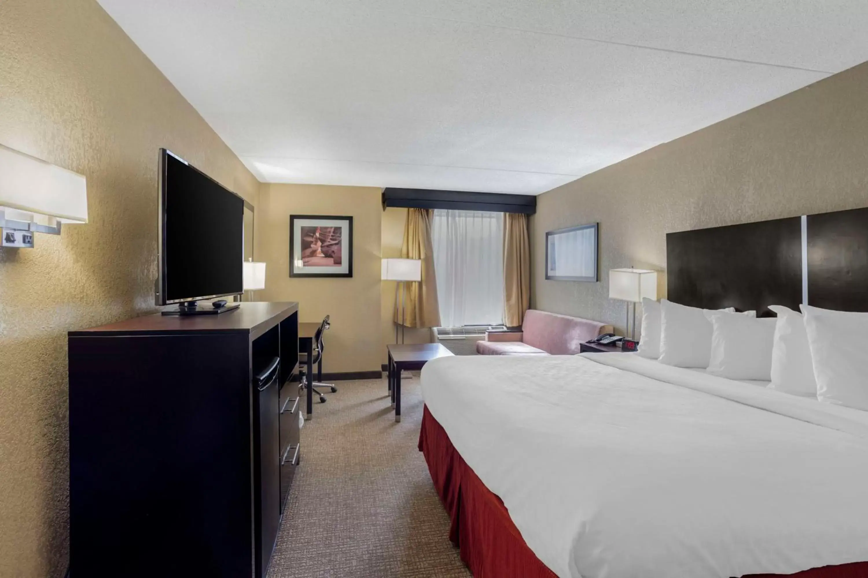 Bedroom, TV/Entertainment Center in Best Western Harrisburg North Hotel
