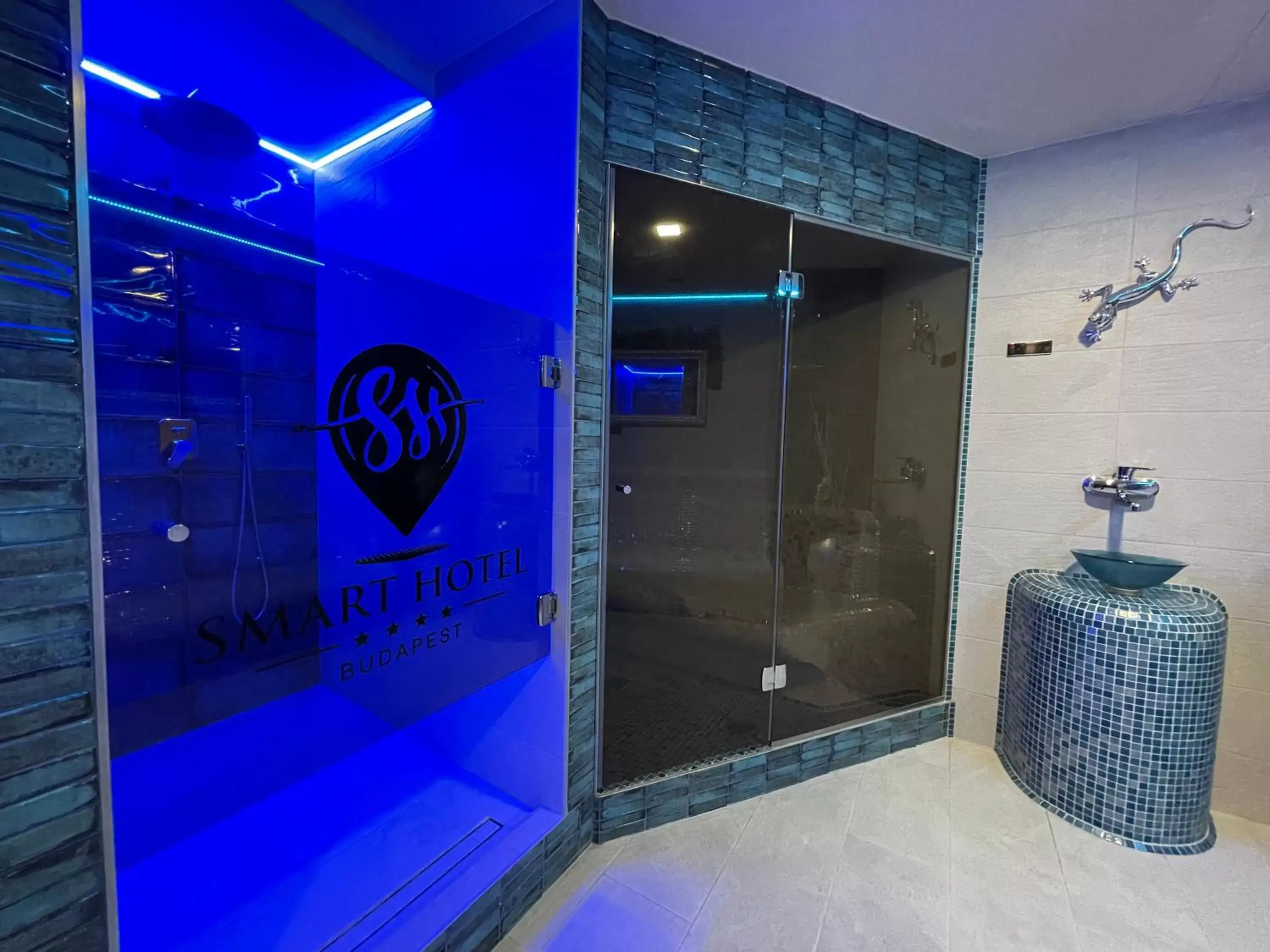 Spa and wellness centre/facilities, Bathroom in Smart Hotel Budapest