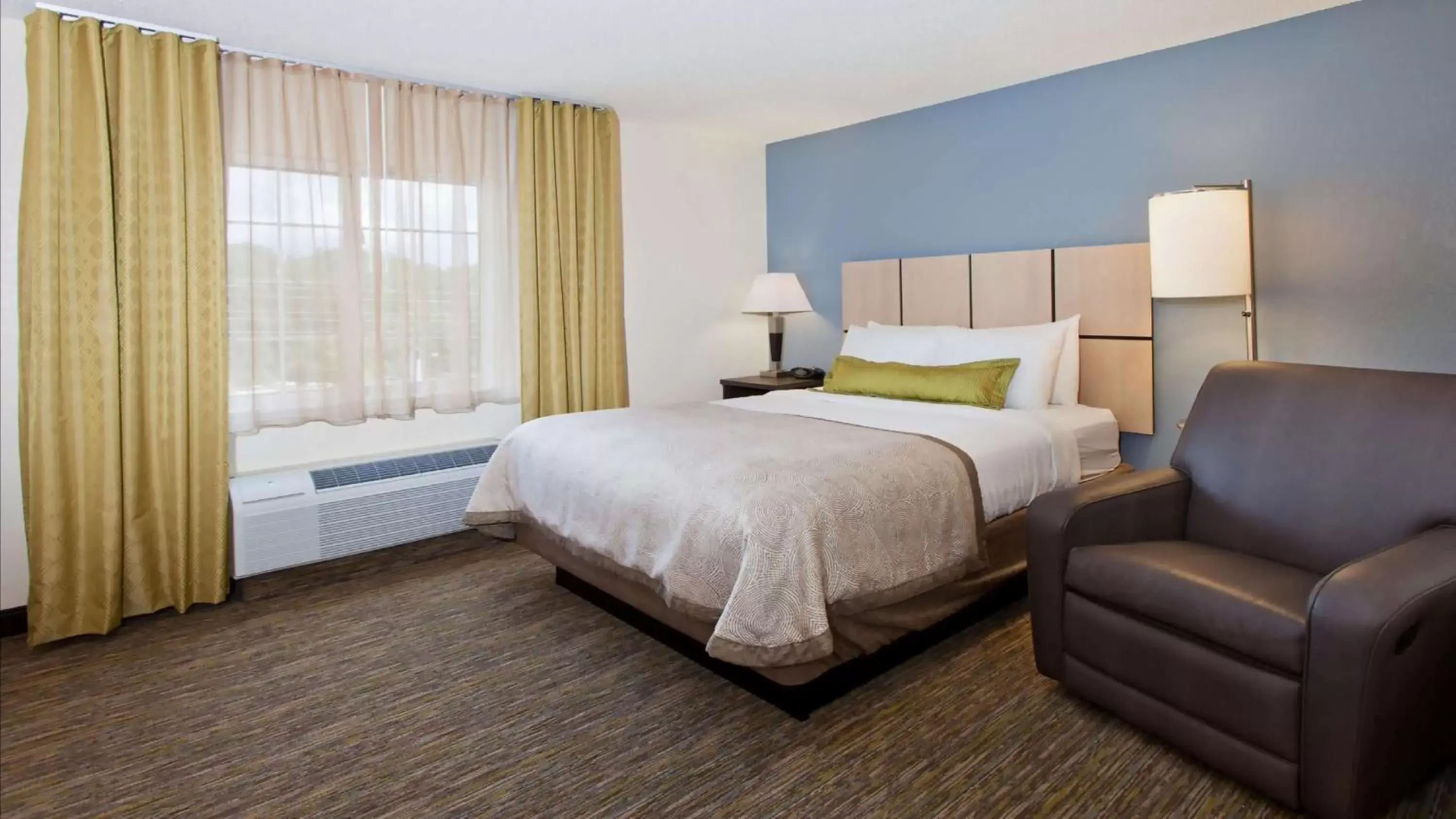 Bedroom, Bed in Sonesta Simply Suites Austin South