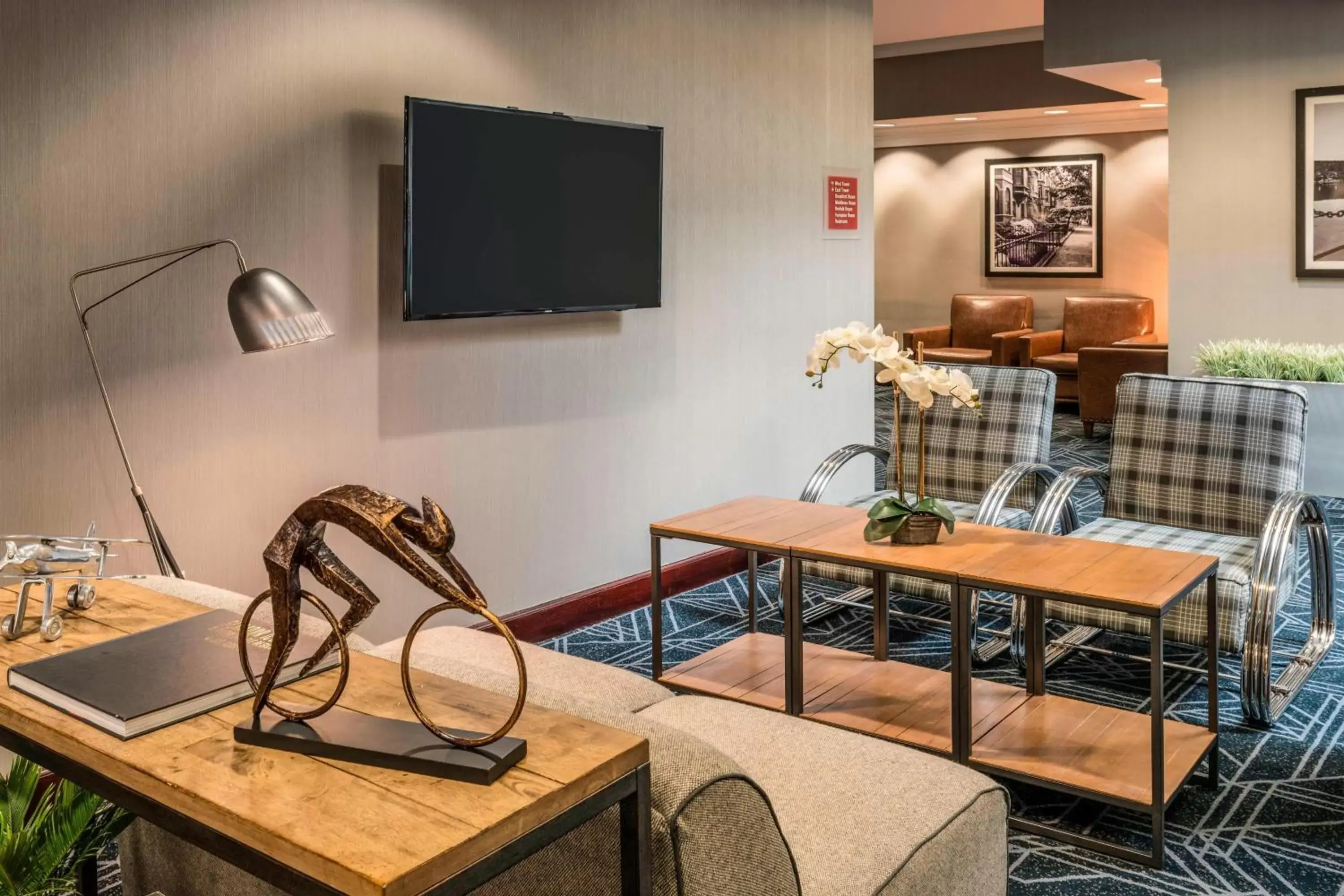 Lobby or reception, TV/Entertainment Center in Four Points by Sheraton Boston Logan Airport Revere