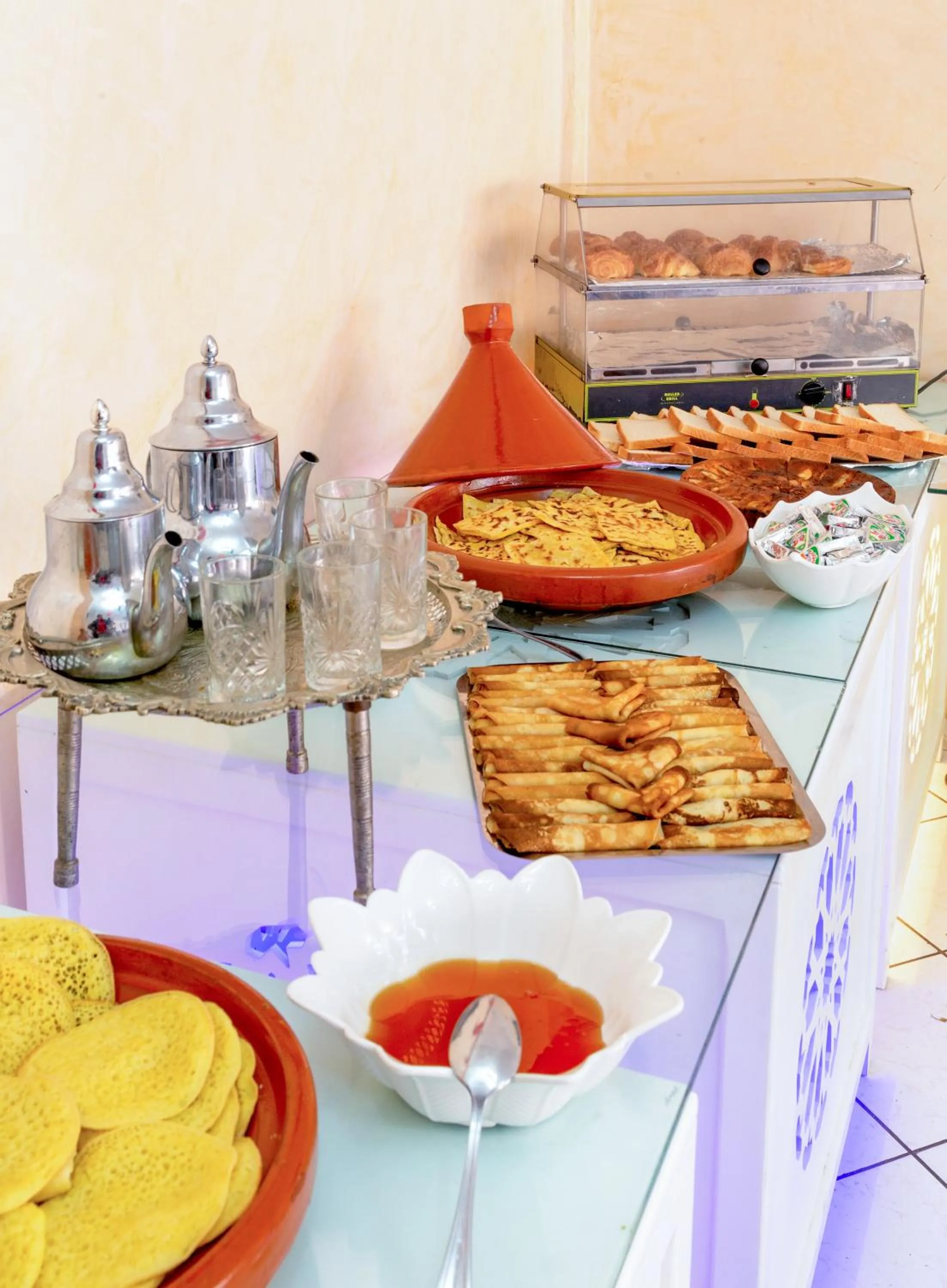 Buffet breakfast in Hotel Akabar