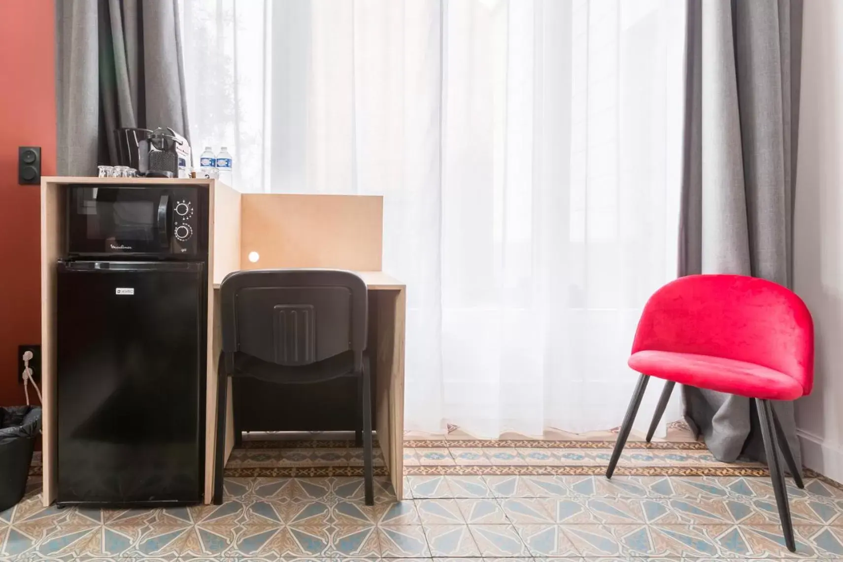 Bedroom, TV/Entertainment Center in Le Chat Qui Dort - Villa Gounod