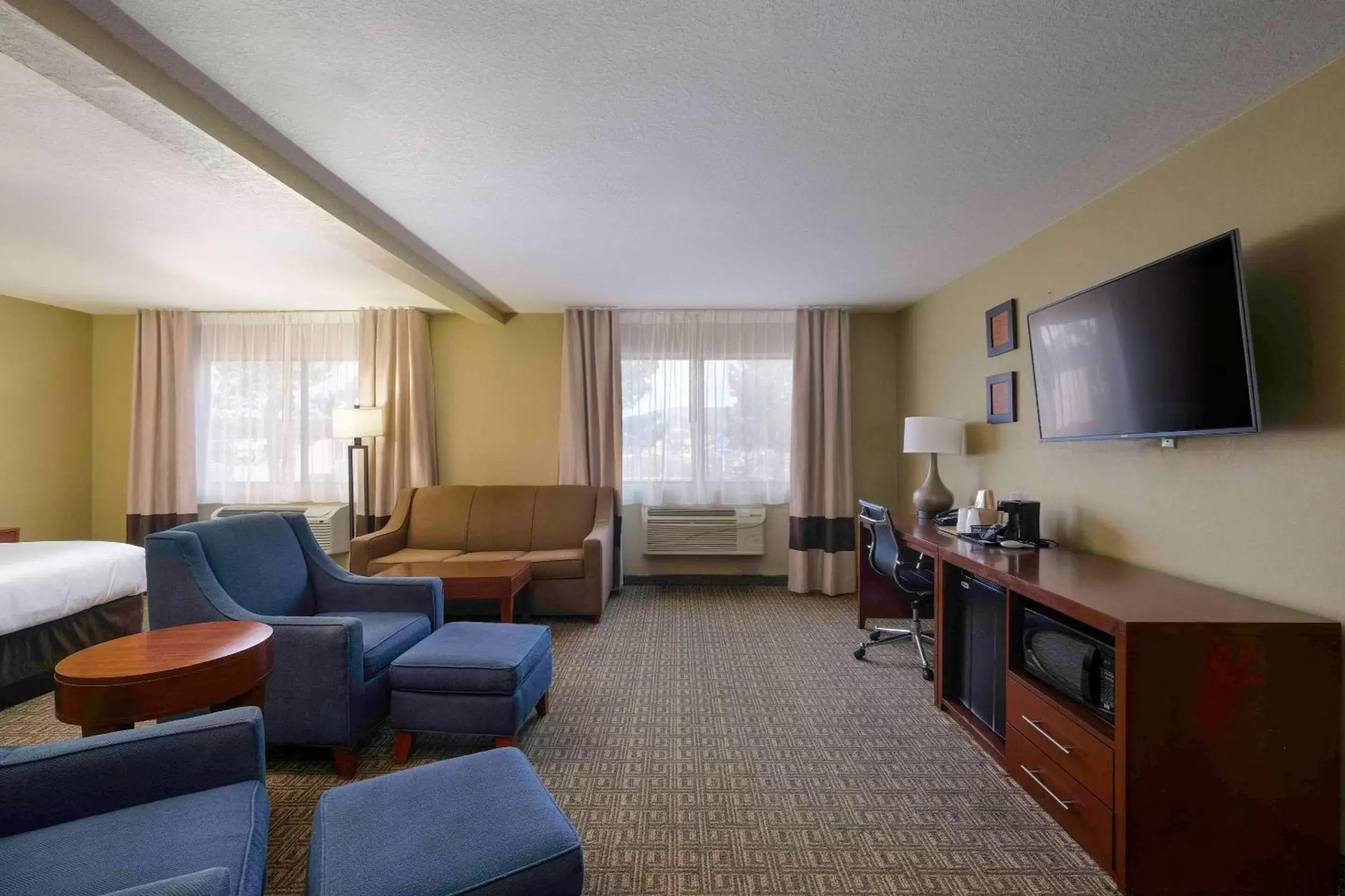 Photo of the whole room, TV/Entertainment Center in Comfort Inn Near Gila National Forest