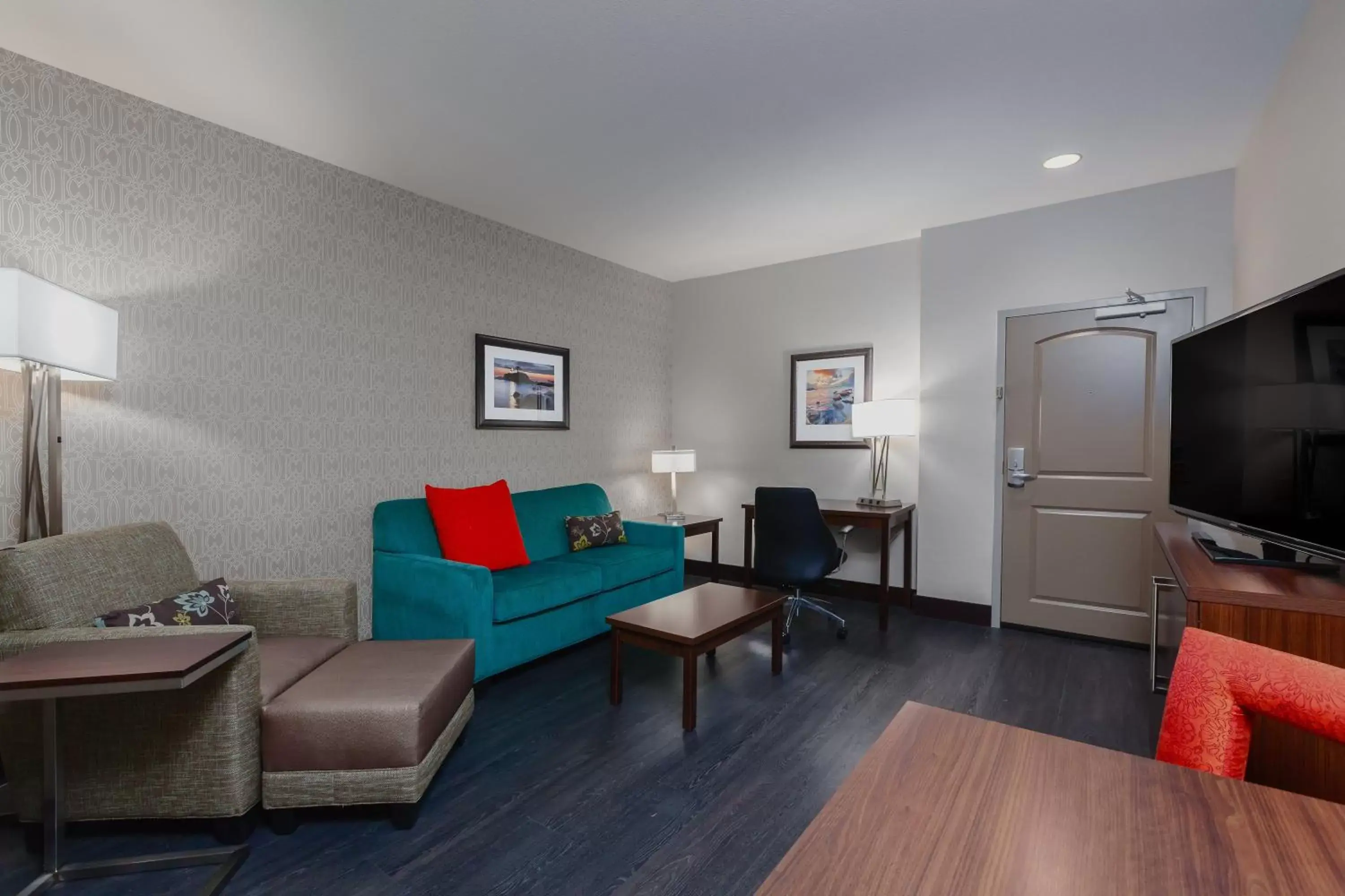 Bedroom, Seating Area in Holiday Inn Express & Suites Eureka, an IHG Hotel