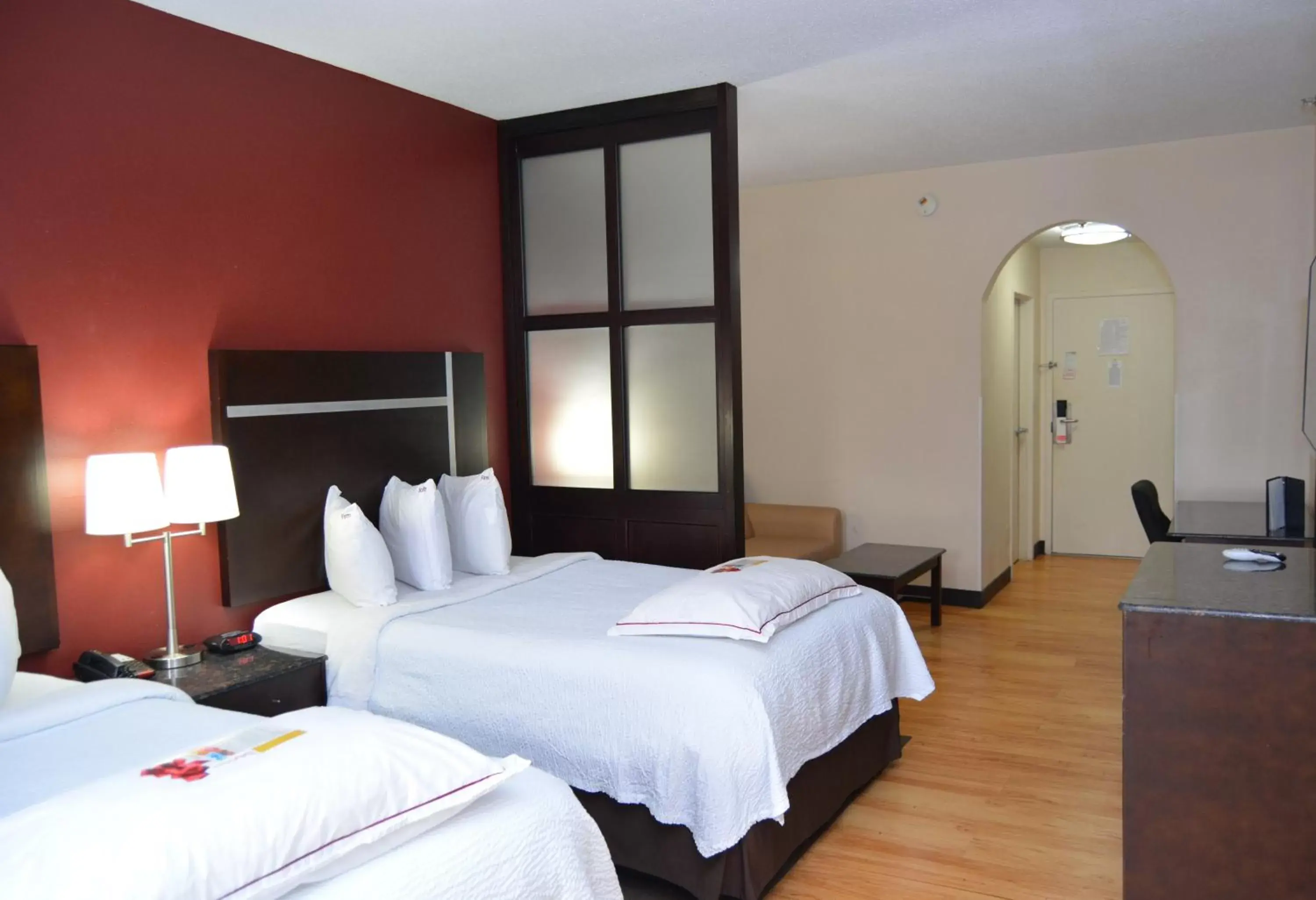 Photo of the whole room, Bed in Red Roof Inn PLUS+ & Suites Chattanooga - Downtown