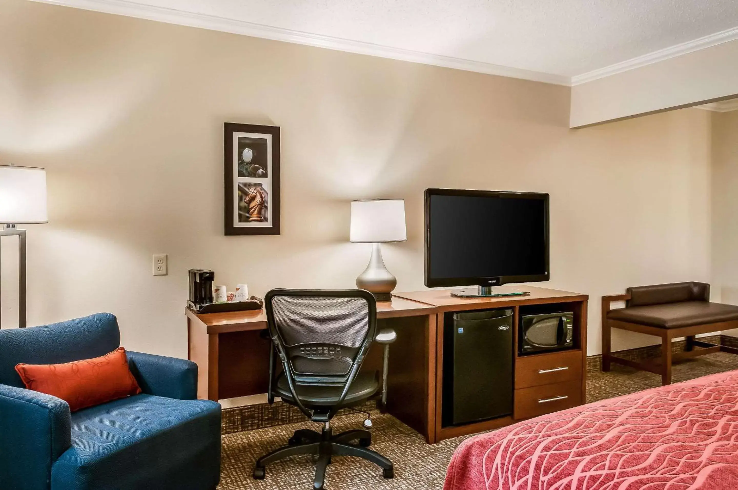 Photo of the whole room, TV/Entertainment Center in Comfort Inn & Suites At Copeland Tower