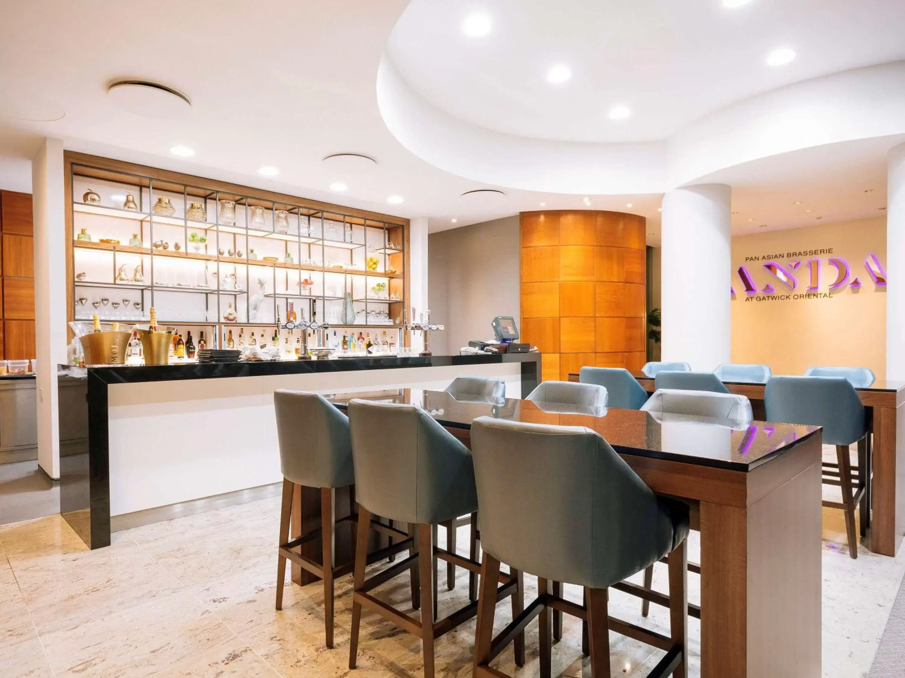 Lounge or bar, Restaurant/Places to Eat in Sofitel London Gatwick