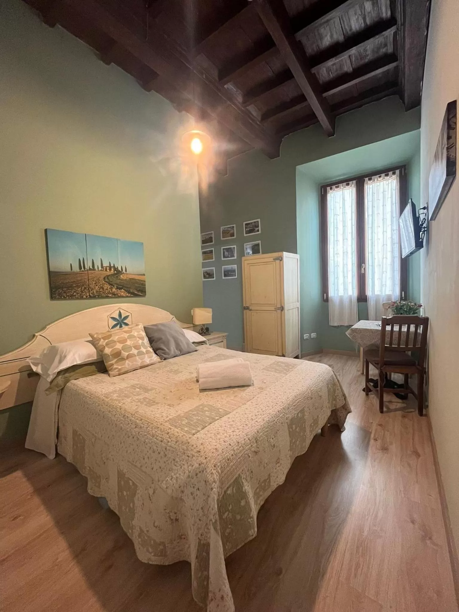 Photo of the whole room, Bed in Cicerone Guest House