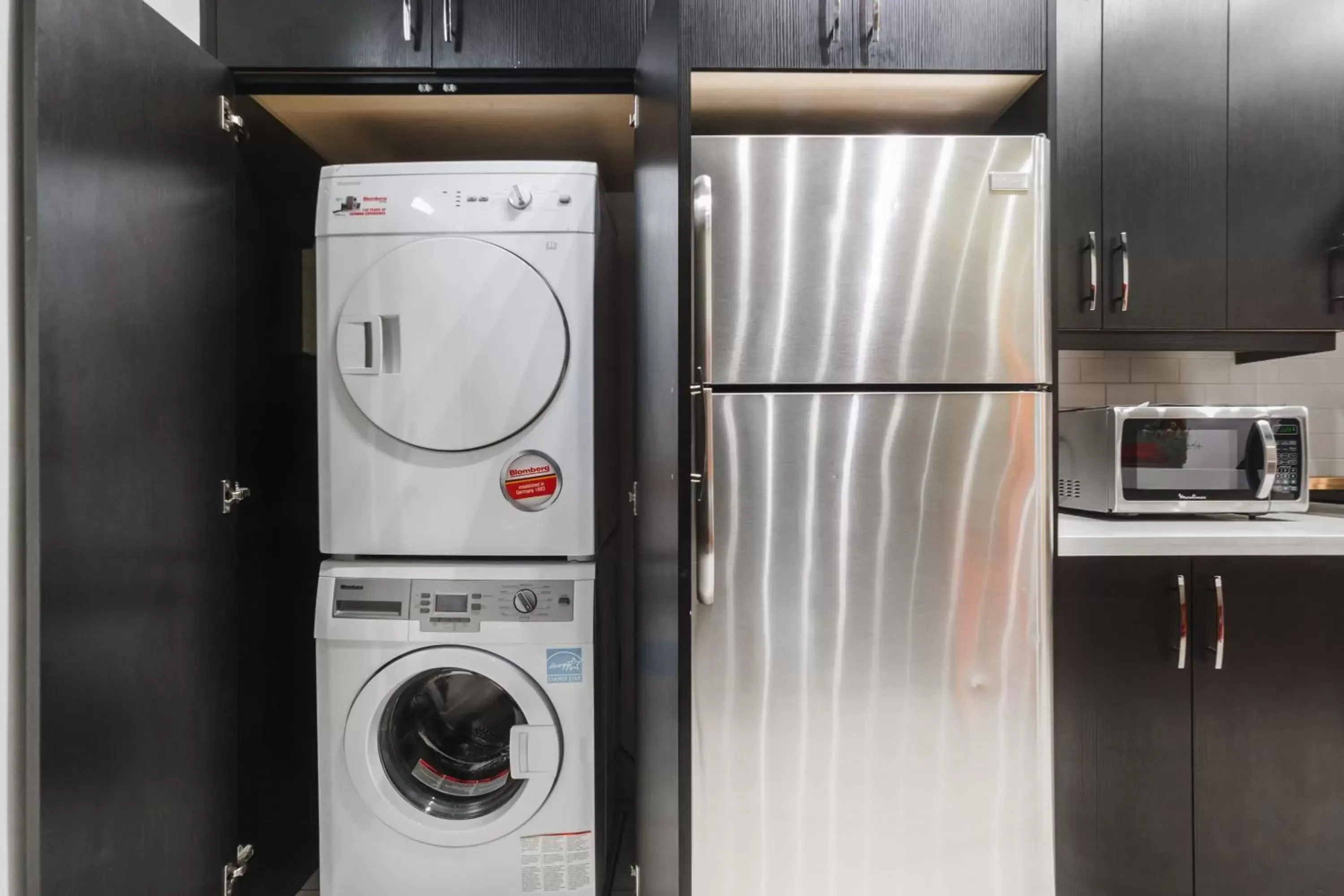 washing machine, Kitchen/Kitchenette in Queen Street Lofts