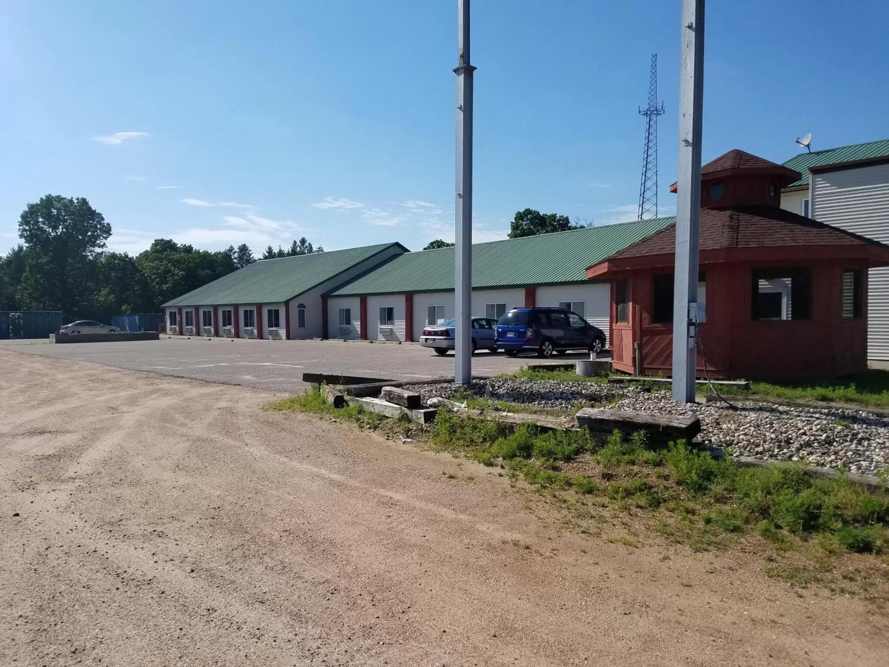 Property Building in Inn of the Pines