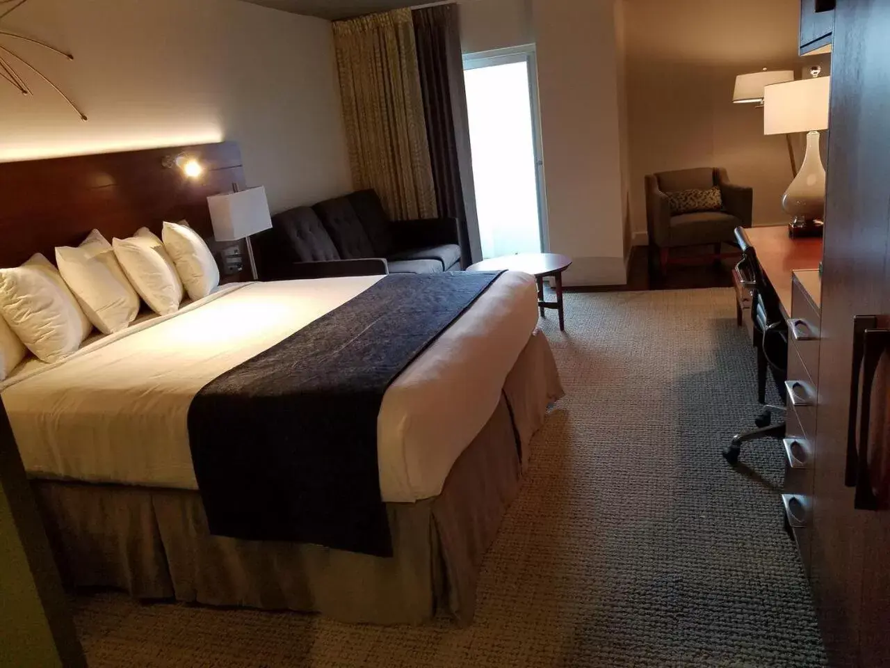 Photo of the whole room, Bed in Alder Hotel Uptown New Orleans