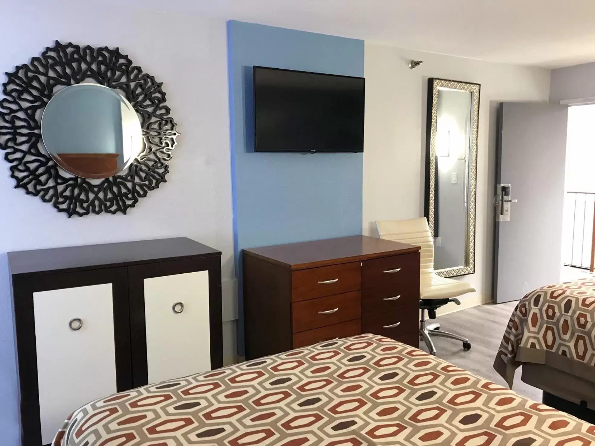 Bed, TV/Entertainment Center in Americas Best Value Inn - Decatur