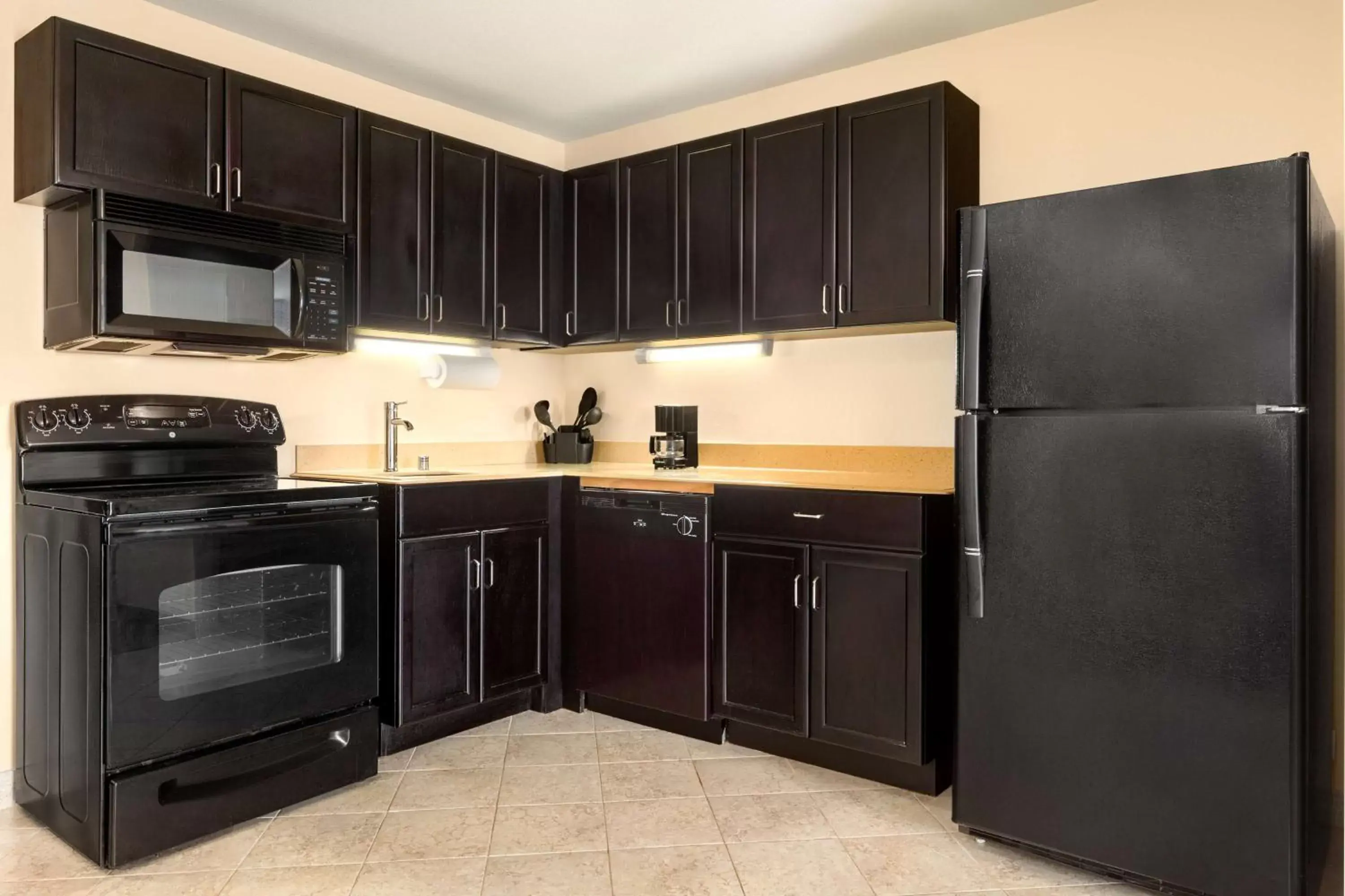 Photo of the whole room, Kitchen/Kitchenette in Country Inn & Suites by Radisson, Bowling Green, KY