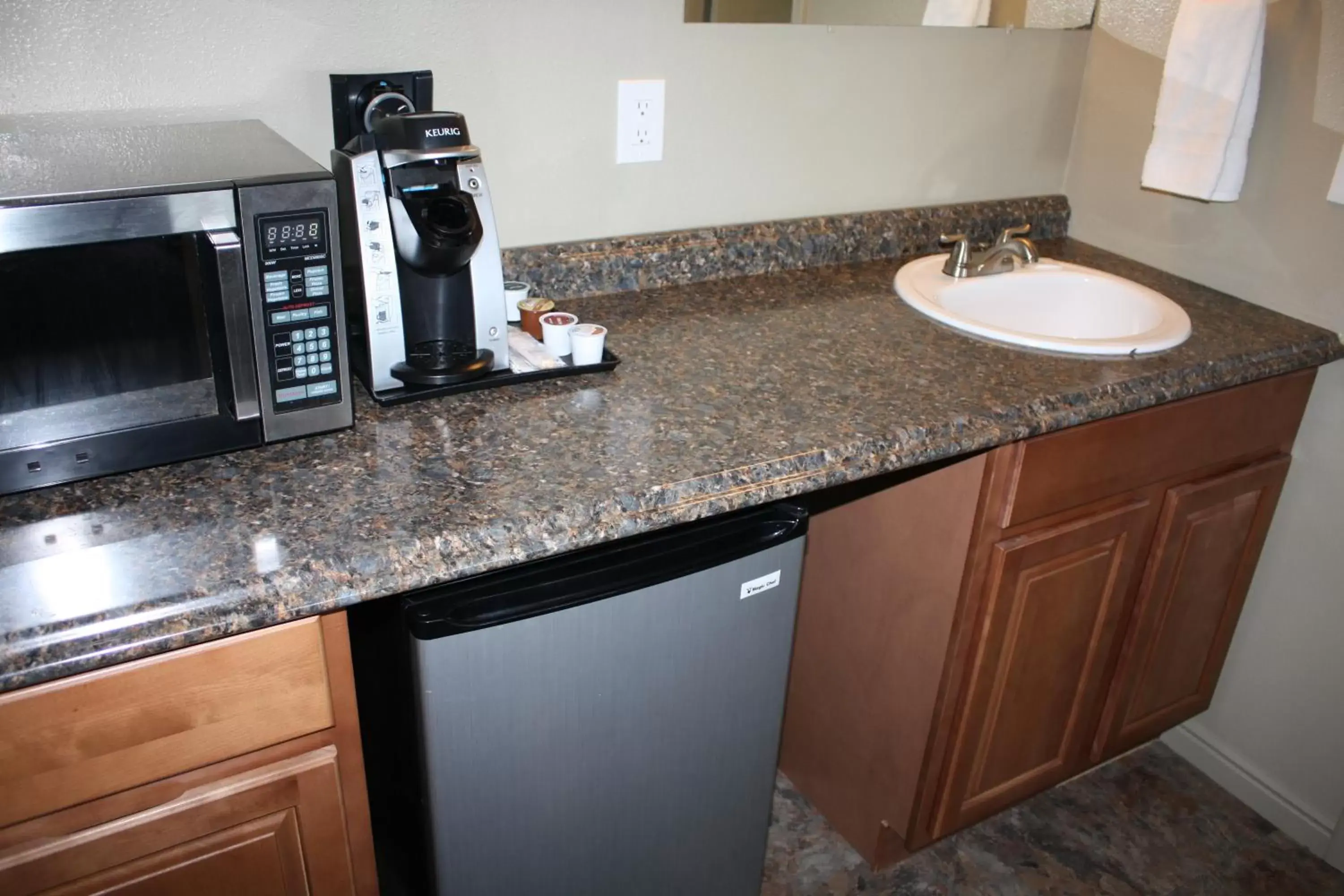 Photo of the whole room, Kitchen/Kitchenette in Gateway Inn