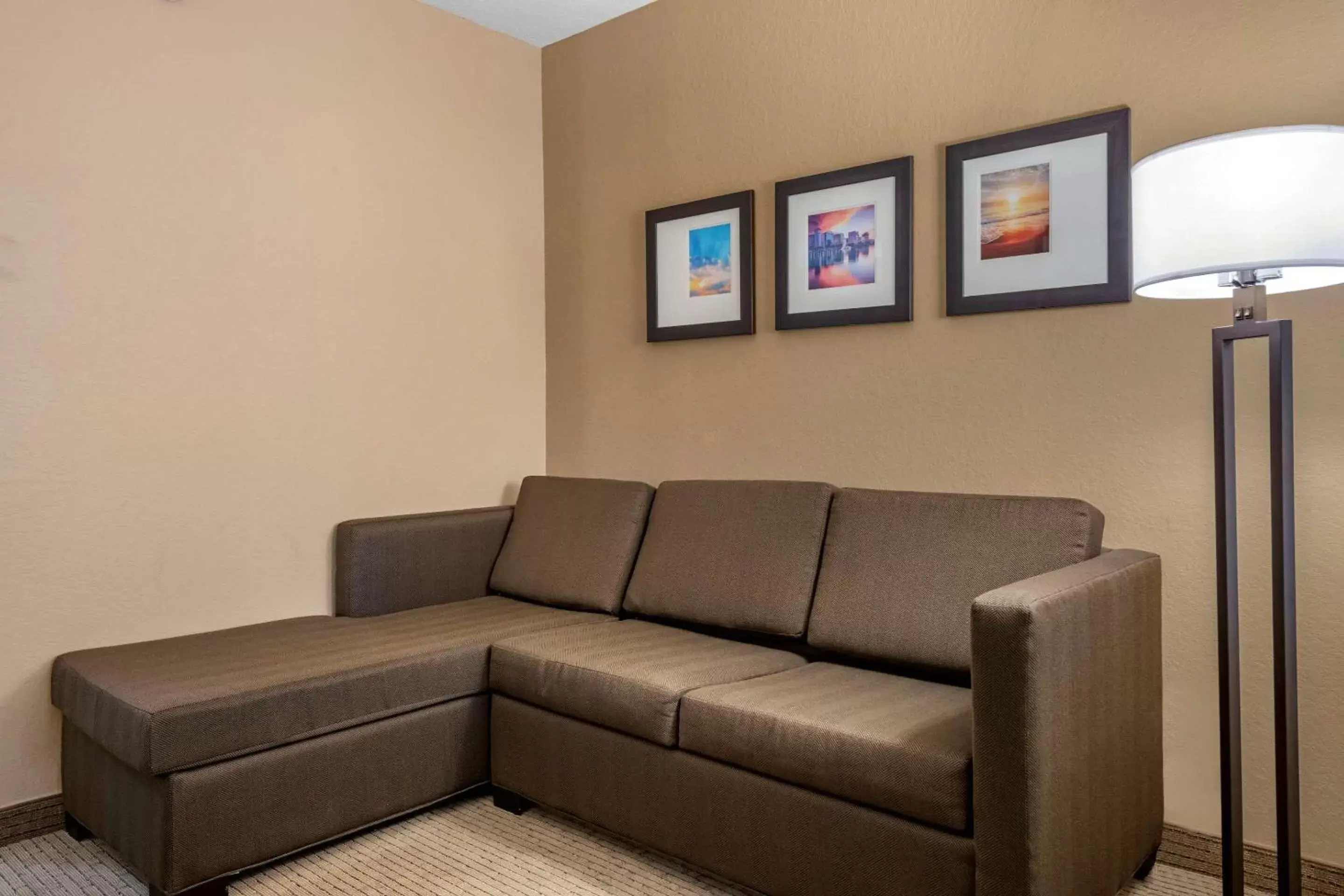 Photo of the whole room, Seating Area in Comfort Suites Orlando Airport