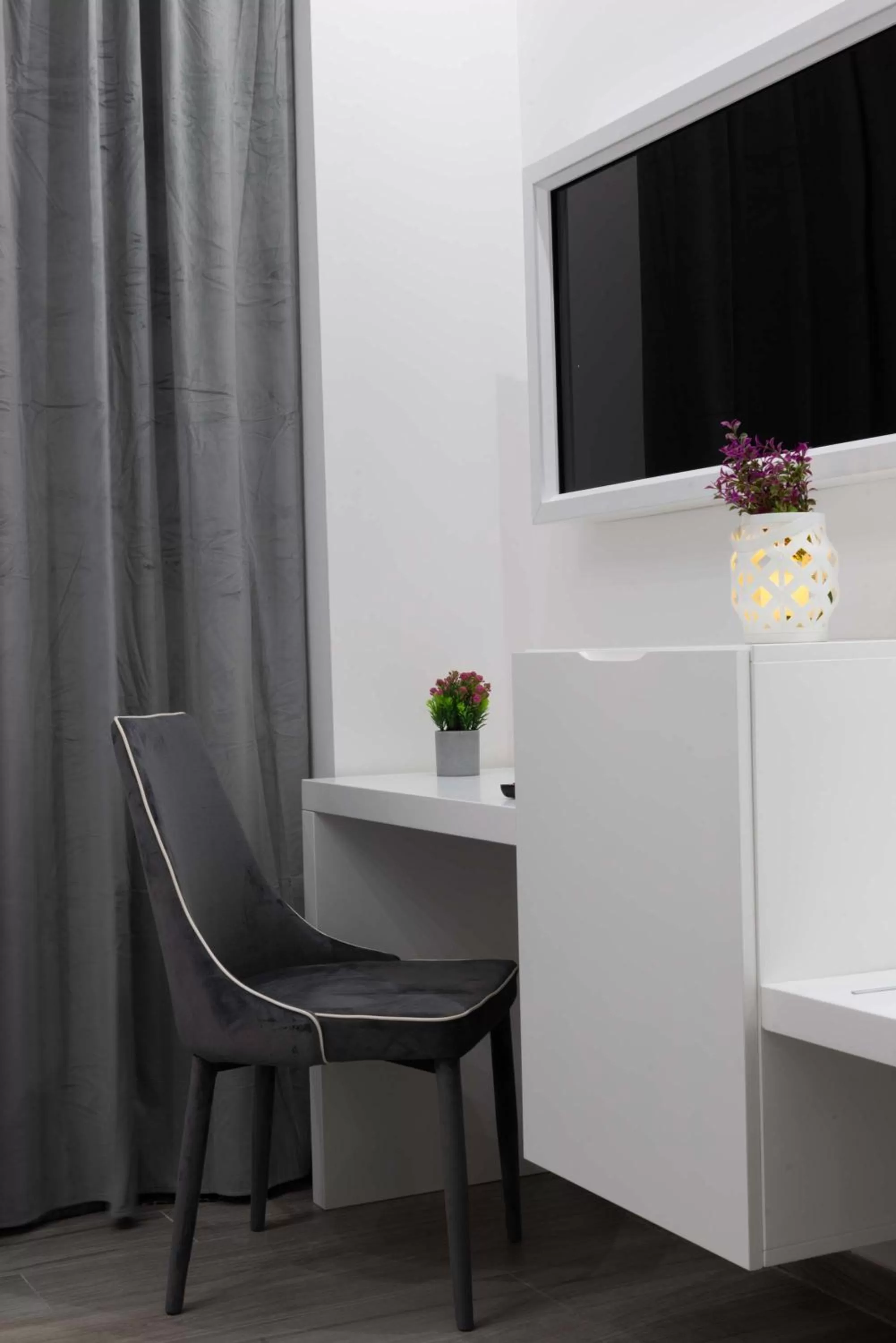 TV and multimedia, TV/Entertainment Center in Blanc Rooms